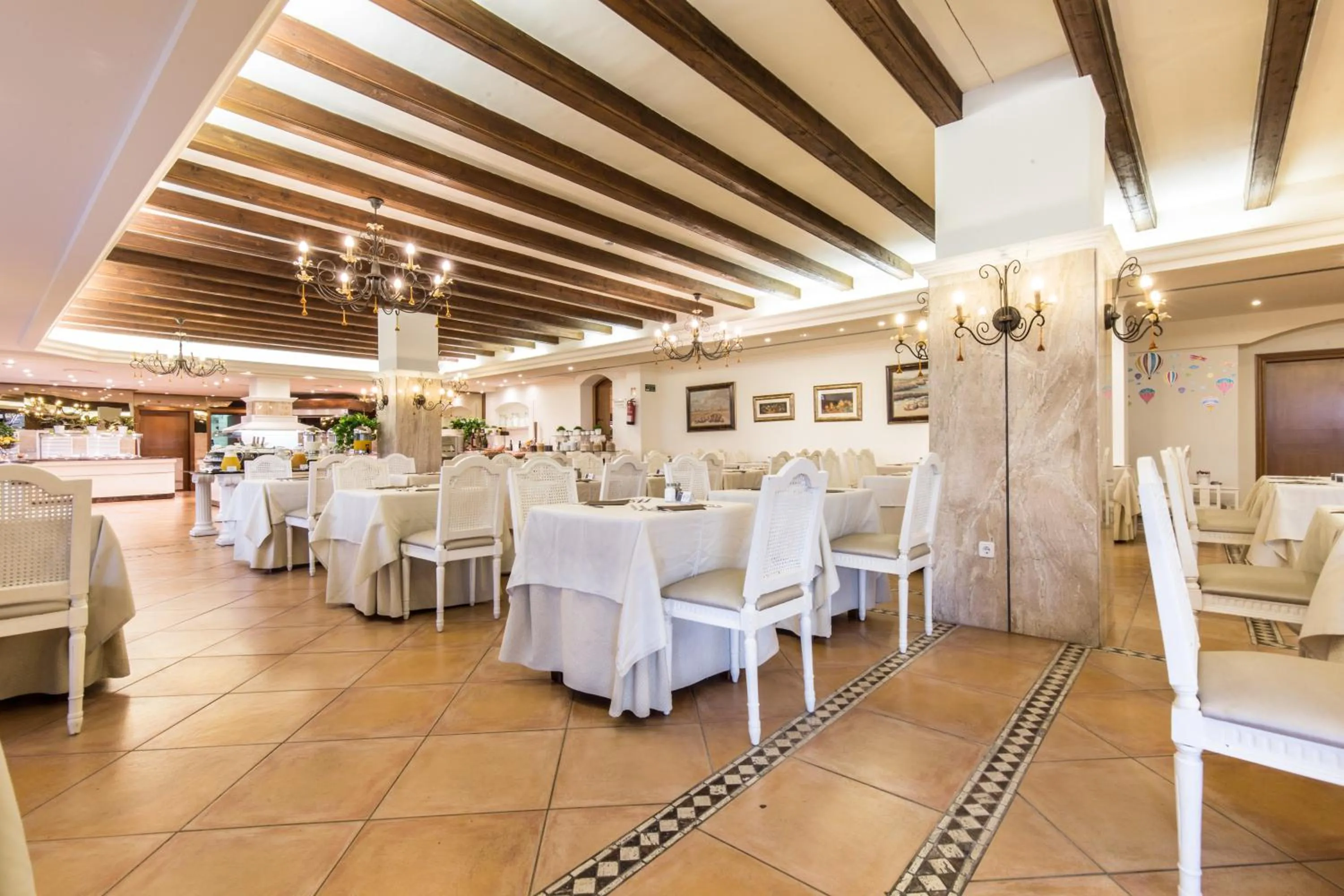 Restaurant/places to eat in Mon Port Hotel & Spa