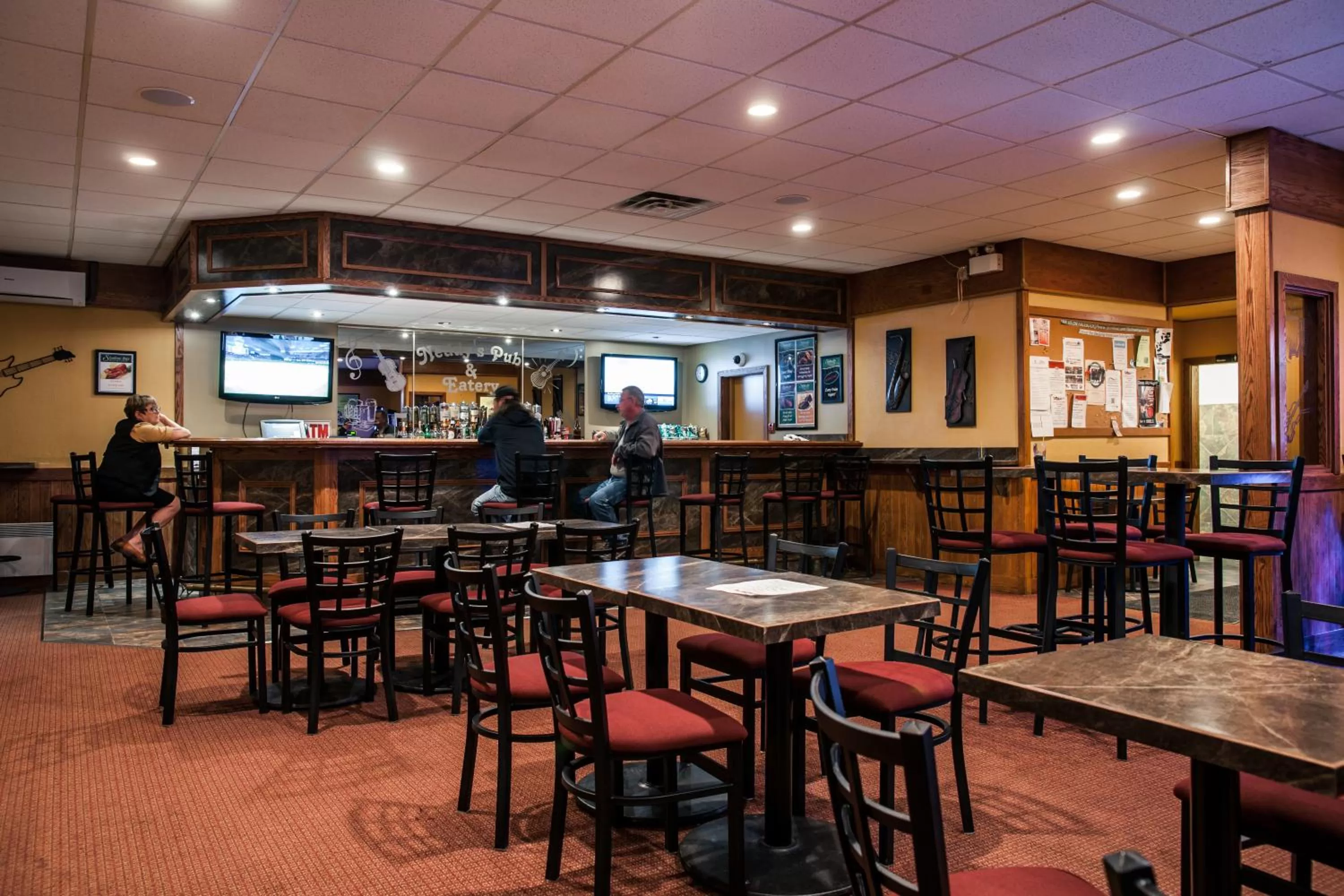 Restaurant/places to eat in Shallow Bay Motel & Cabins Conference Centre