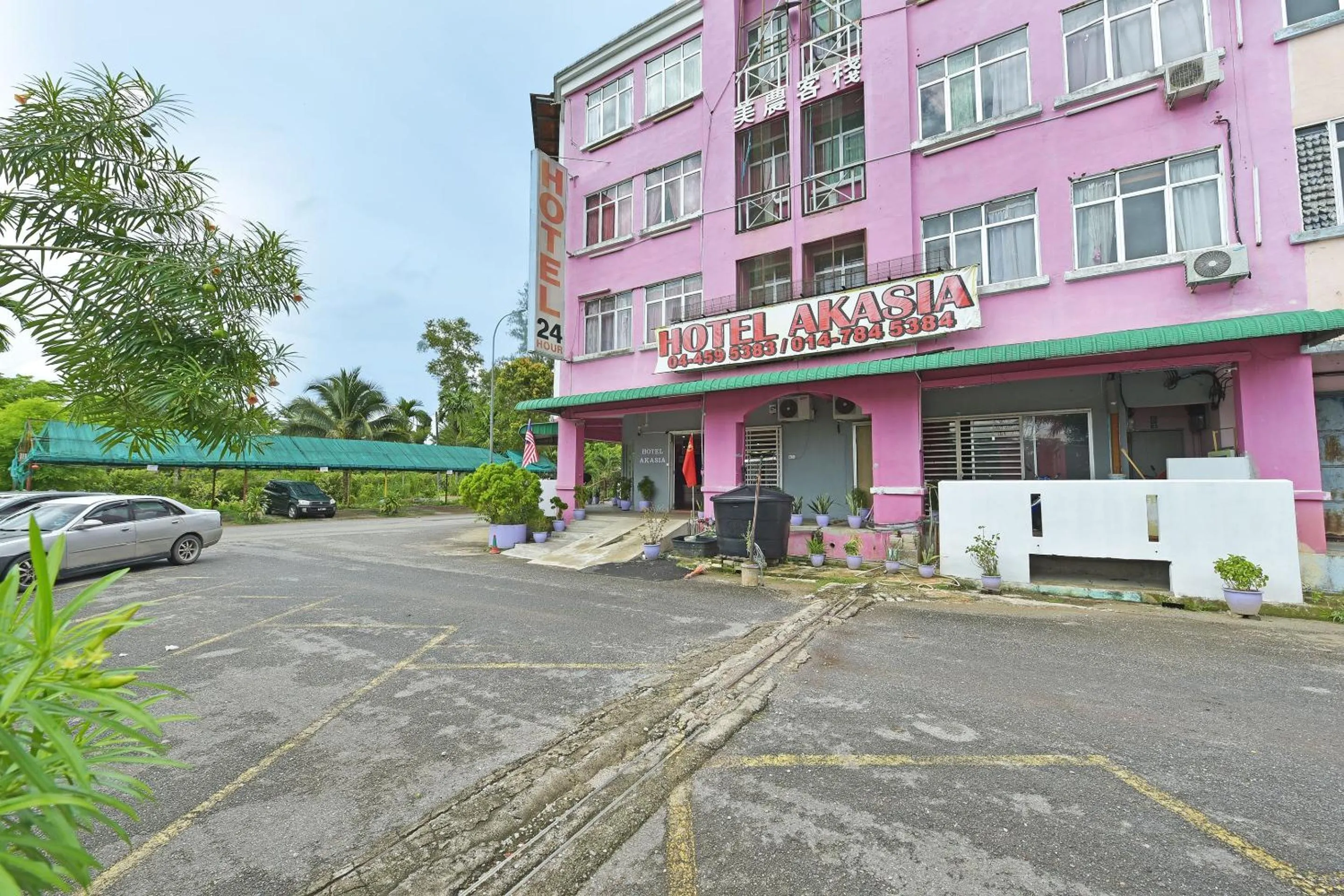 Facade/entrance, Property Building in OYO 90846 Hotel Akasia