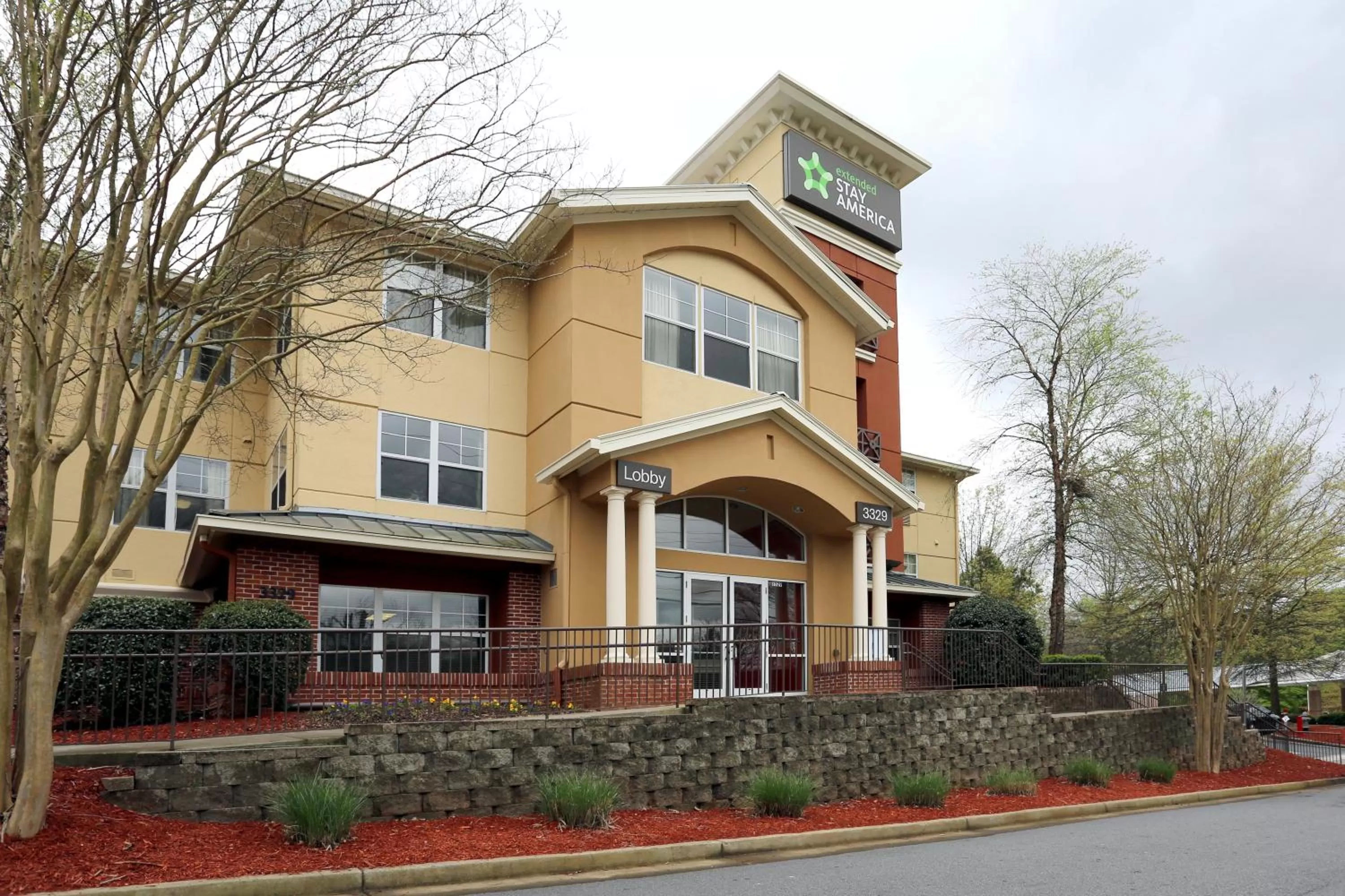 Property building in Extended Stay America Suites - Atlanta - Alpharetta - Northpoint - West