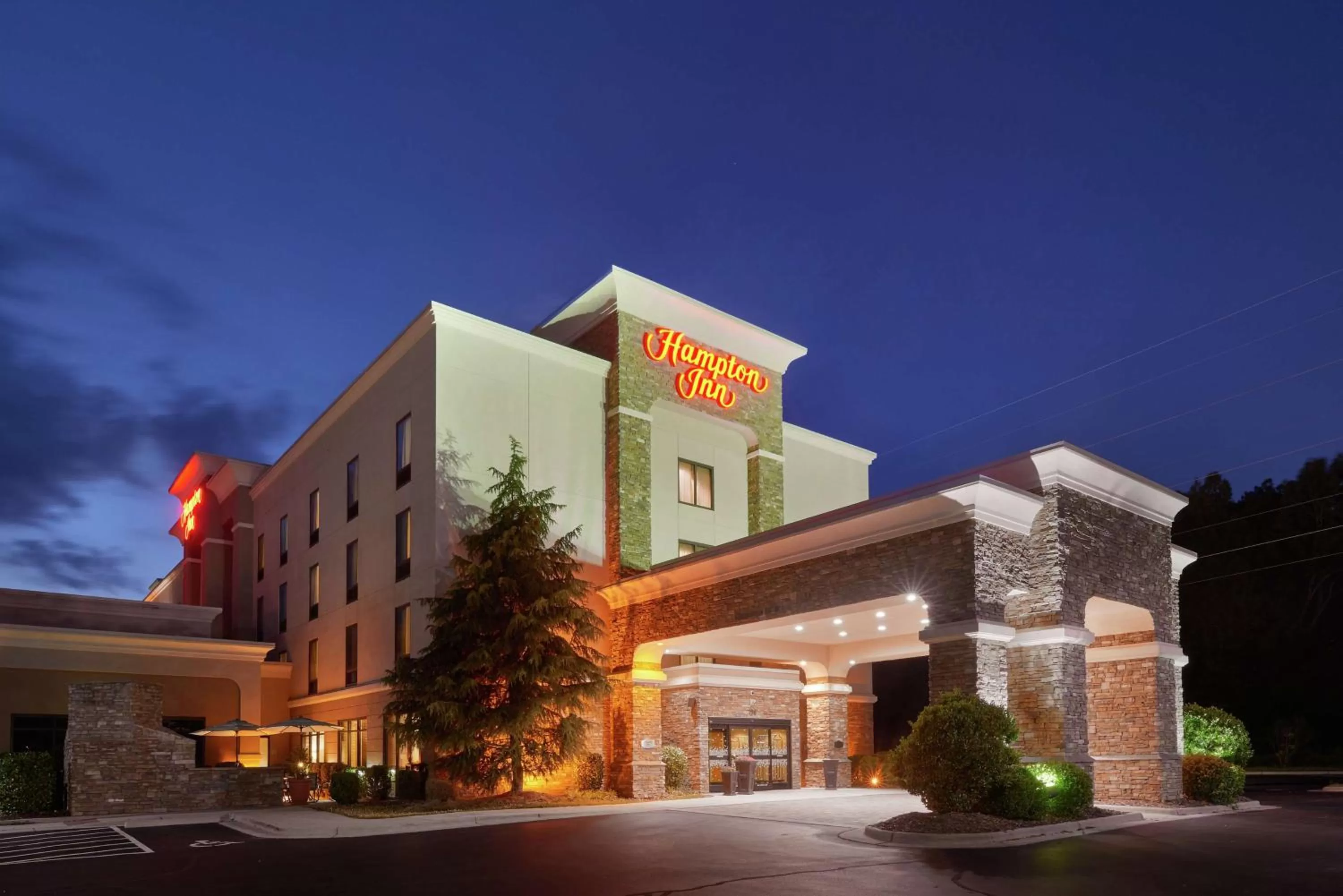 Property building in Hampton Inn Bermuda Run / Advance