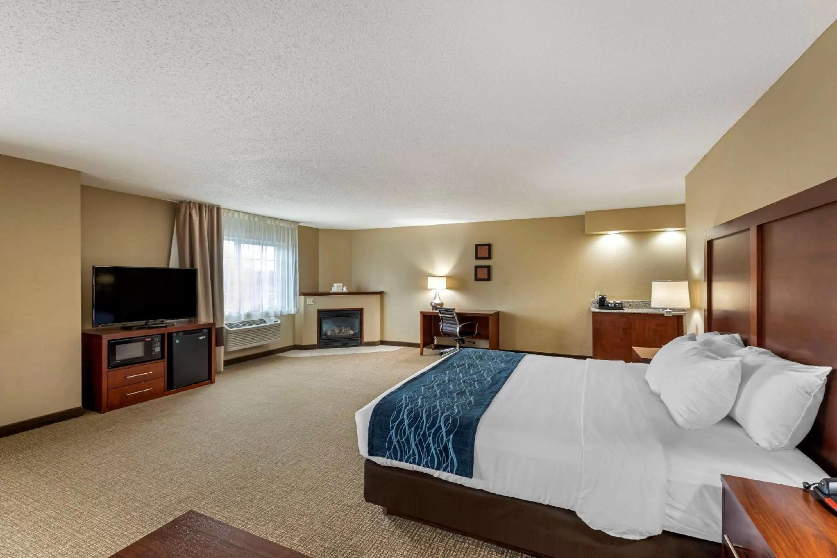 Bedroom, Bed in Comfort Inn & Suites Jackson - West Bend