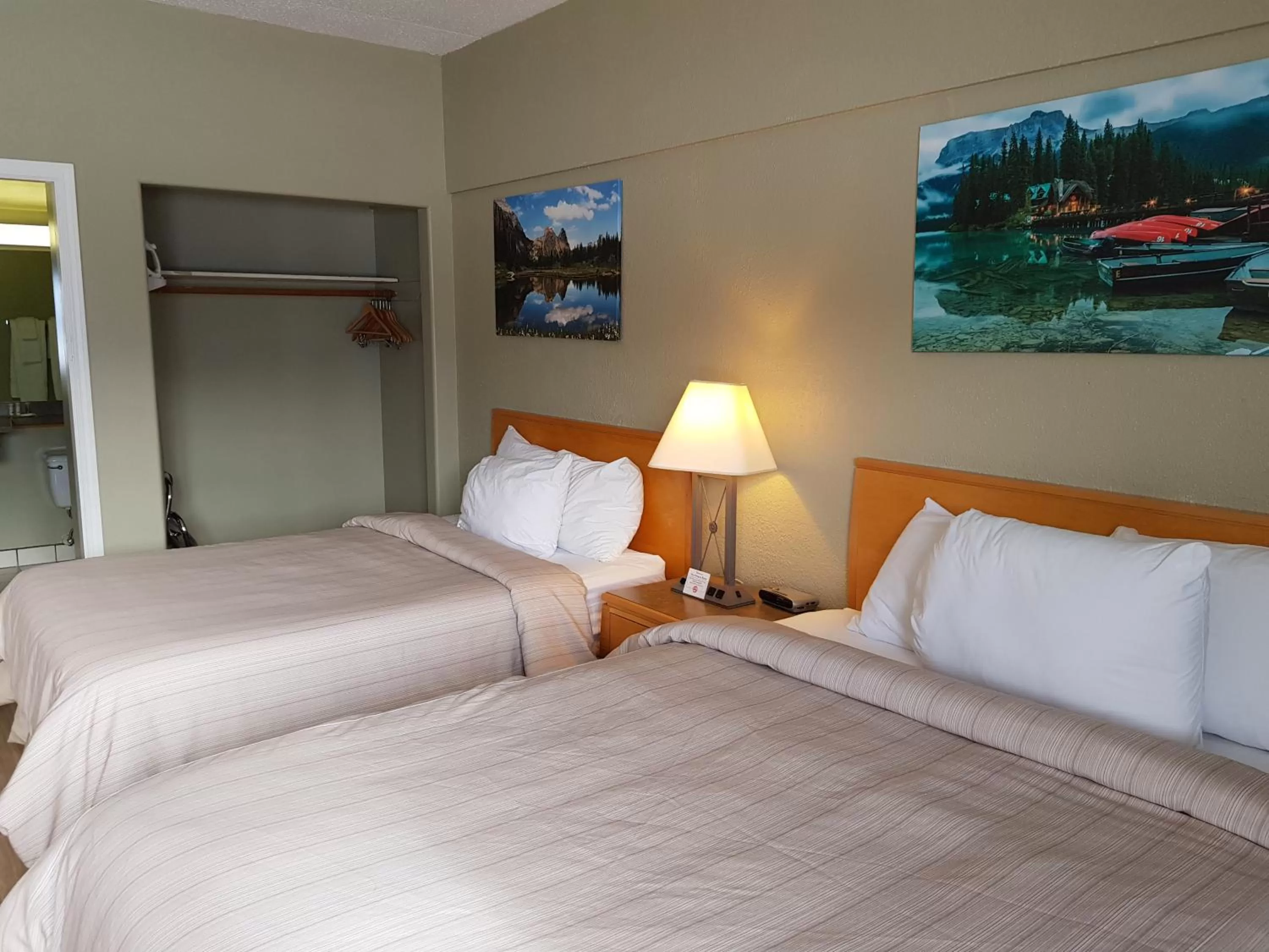 Queen Room with Kitchenette - Pet Friendly in Days Inn by Wyndham Golden