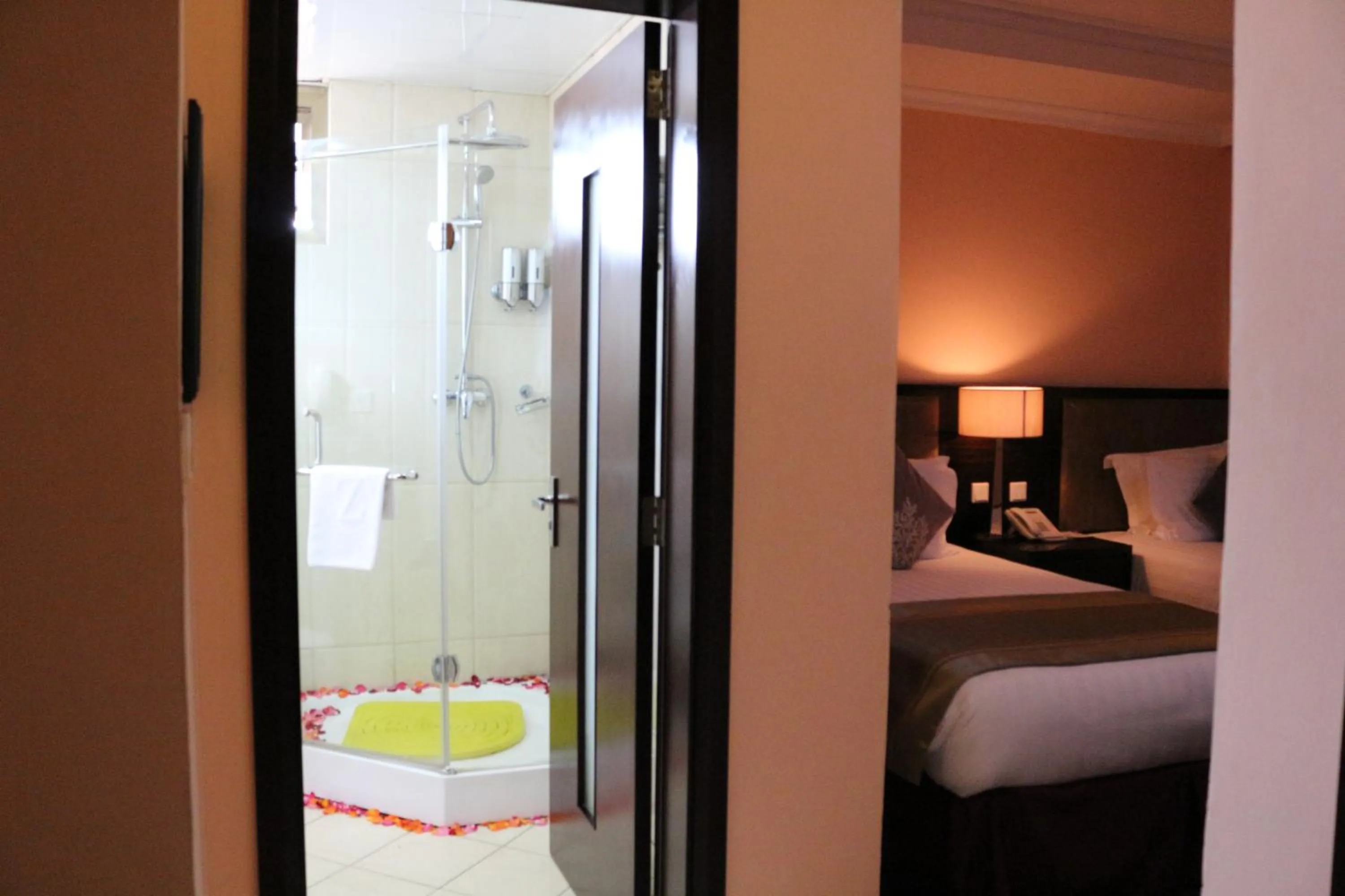 Bathroom, Bed in Saro Maria Hotel