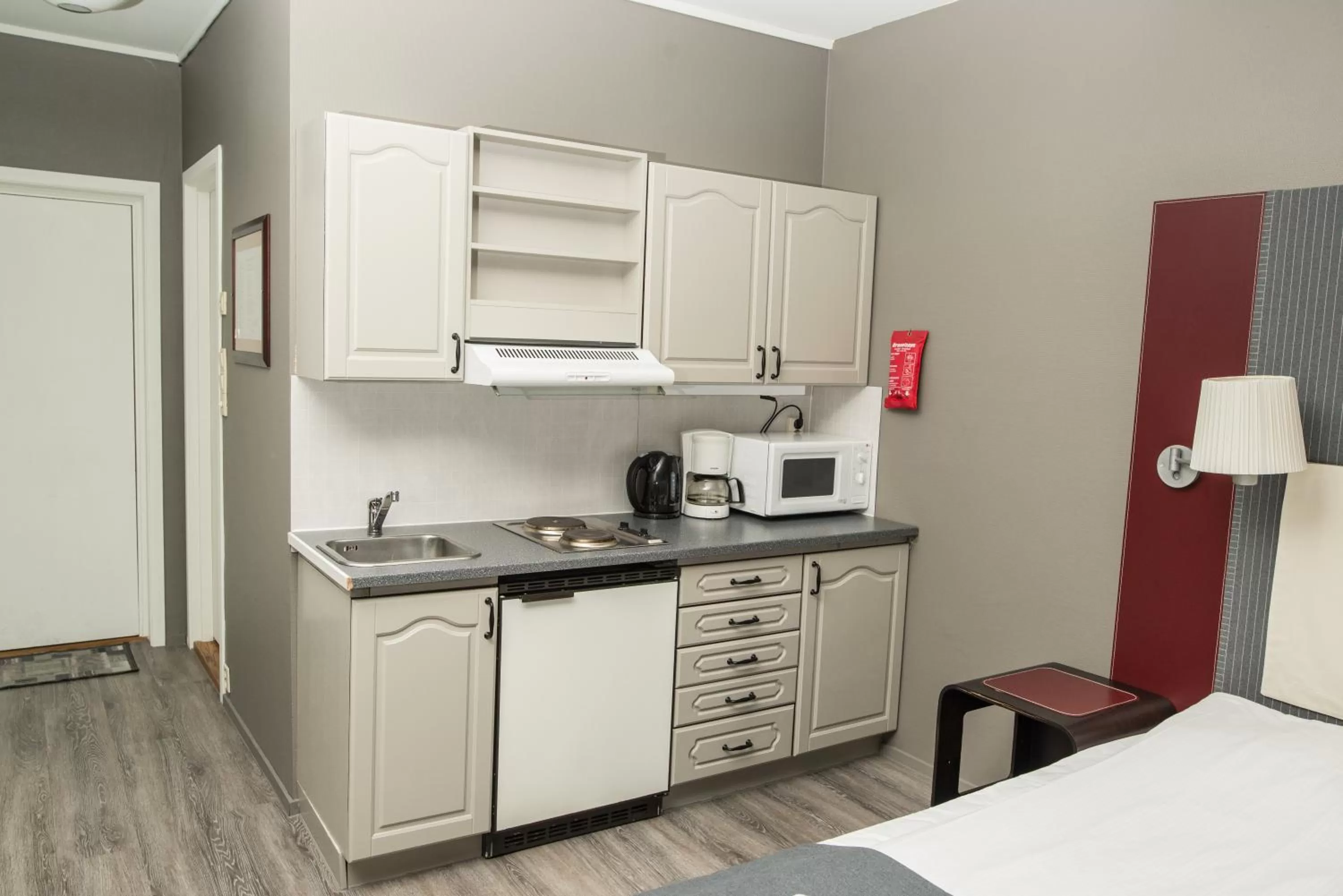 Kitchen or kitchenette, Bed in Oppdal Gjestetun Hotell