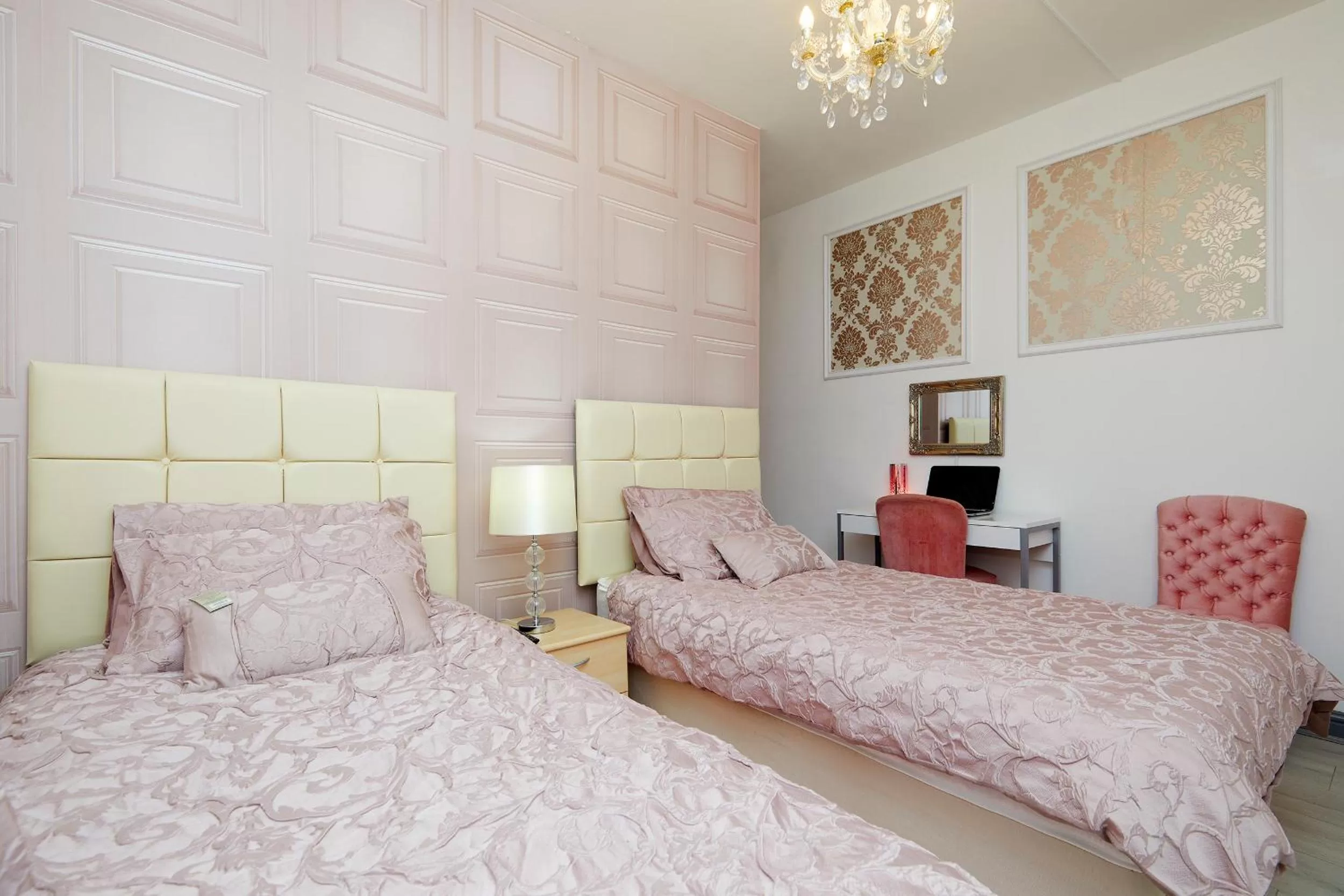 Photo of the whole room, Bed in Parkside Lodge