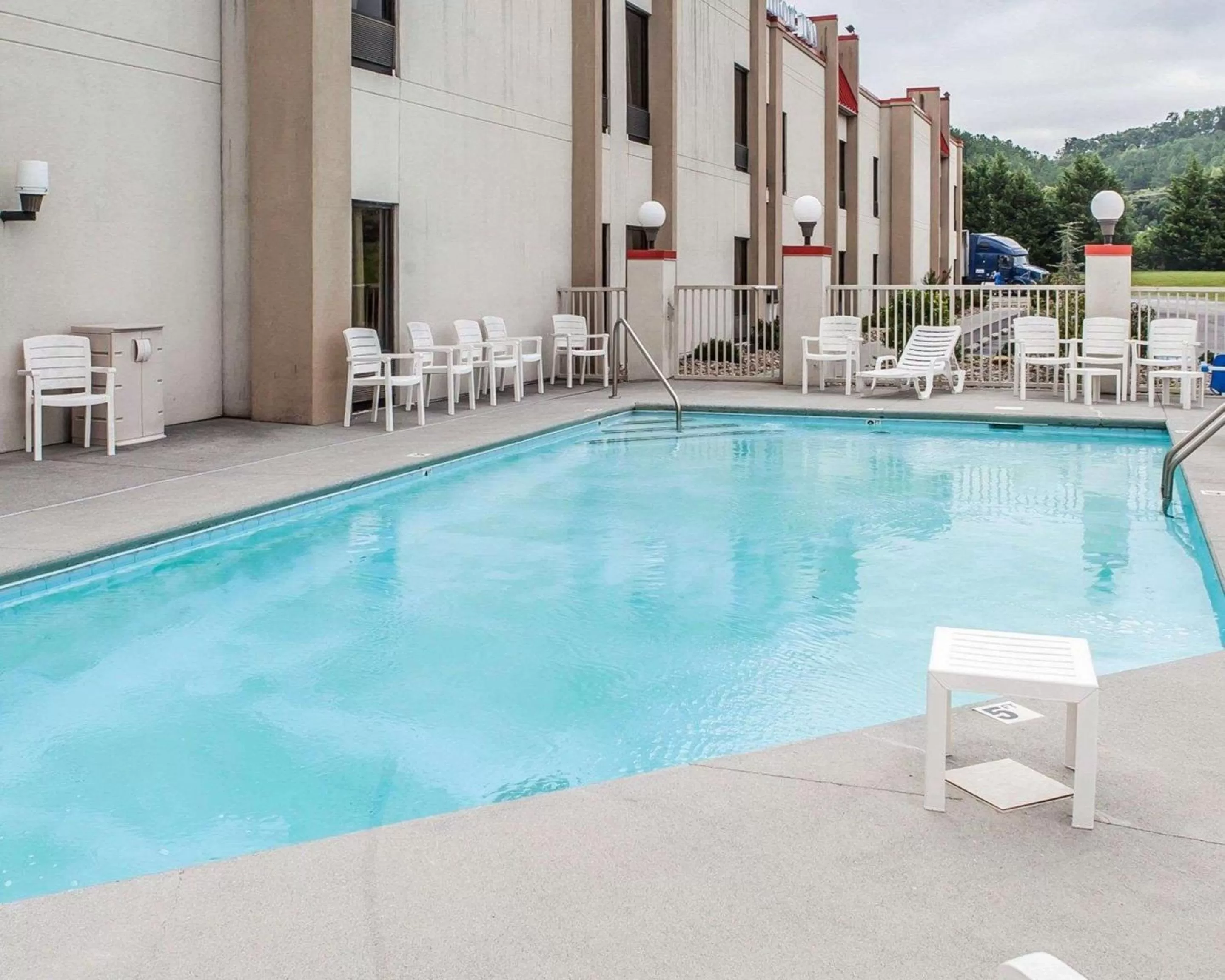 Swimming pool in Econo Lodge Newport Smoky Mountains Gateway