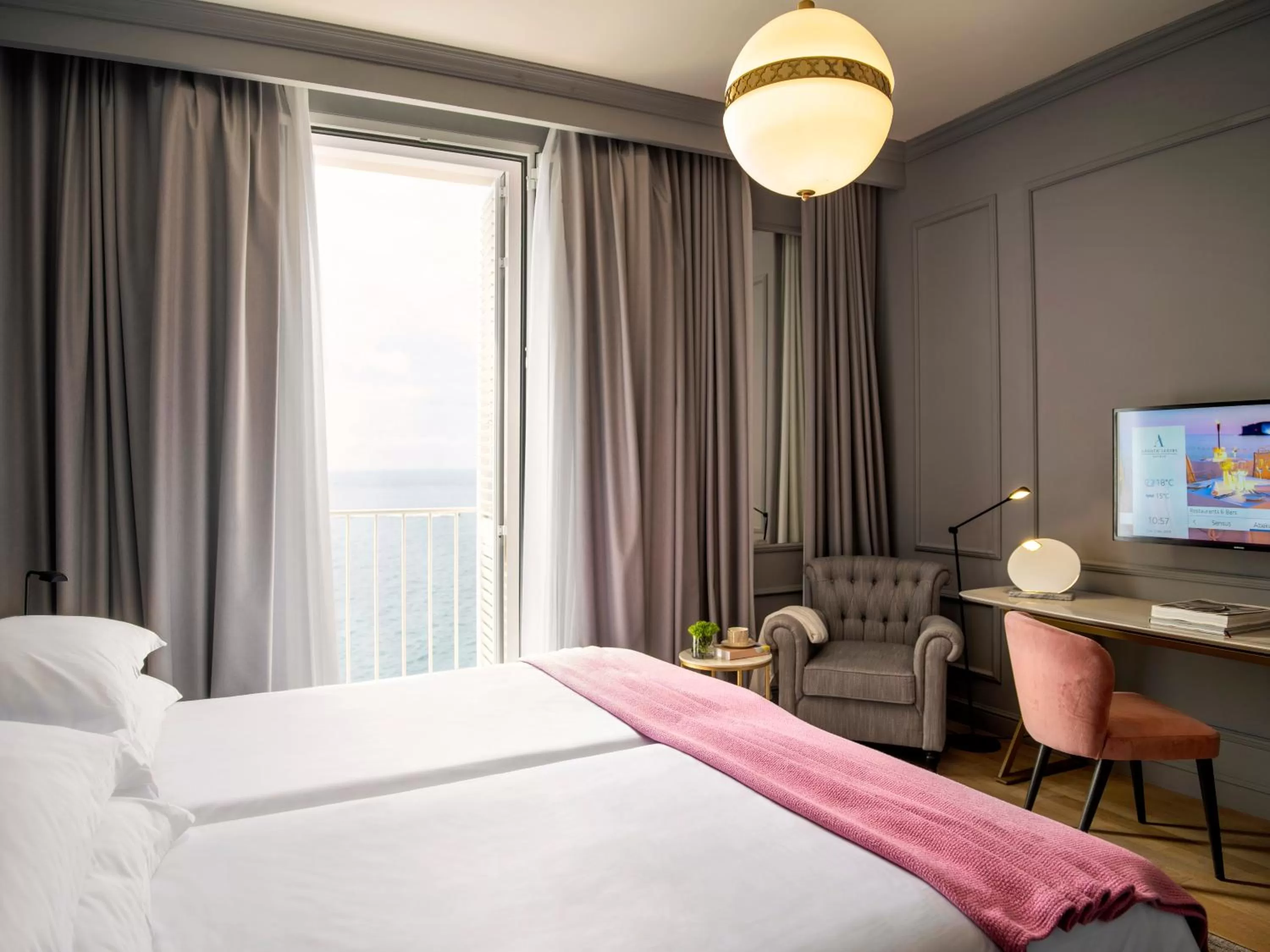 Bed in Hotel Excelsior