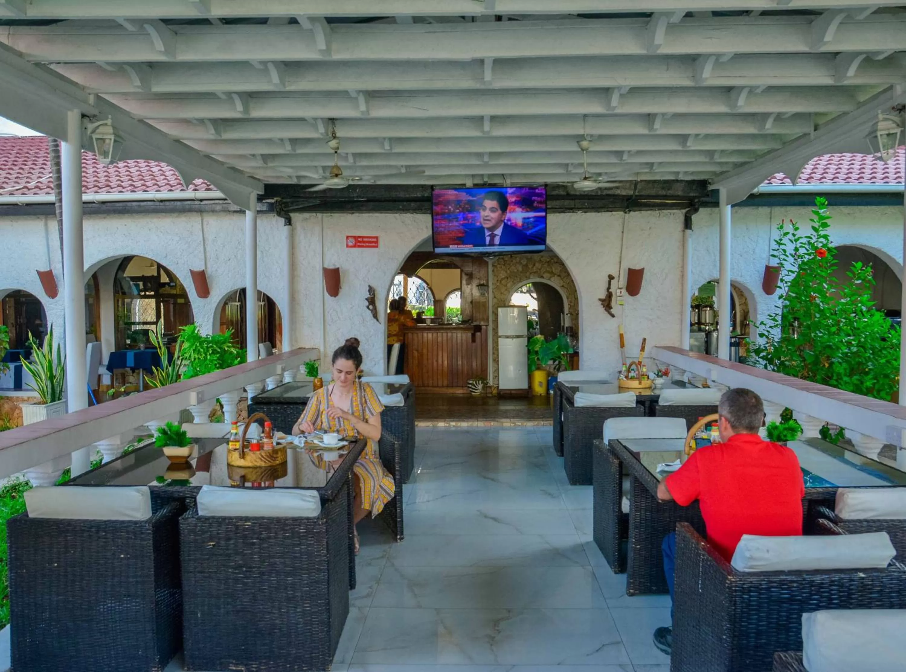 Restaurant/places to eat in Best Western Jangwani Sea Breeze Resort