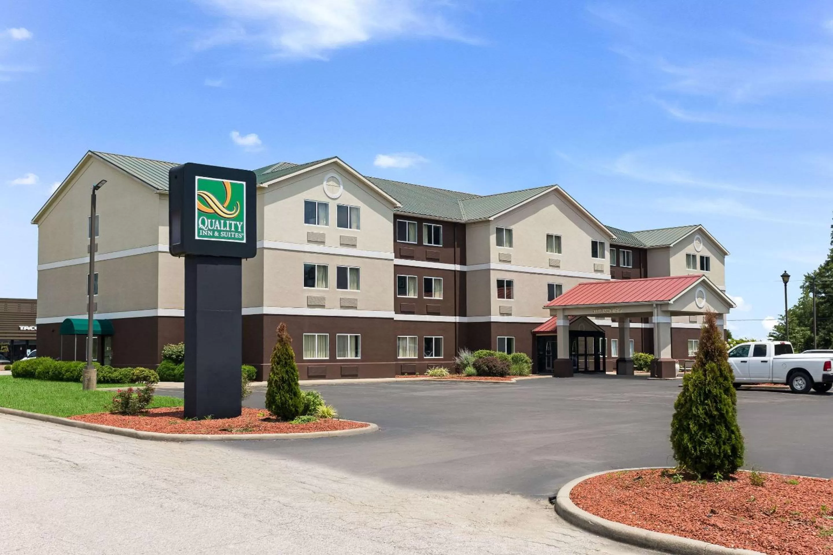 Property building in Quality Inn & Suites Ferdinand