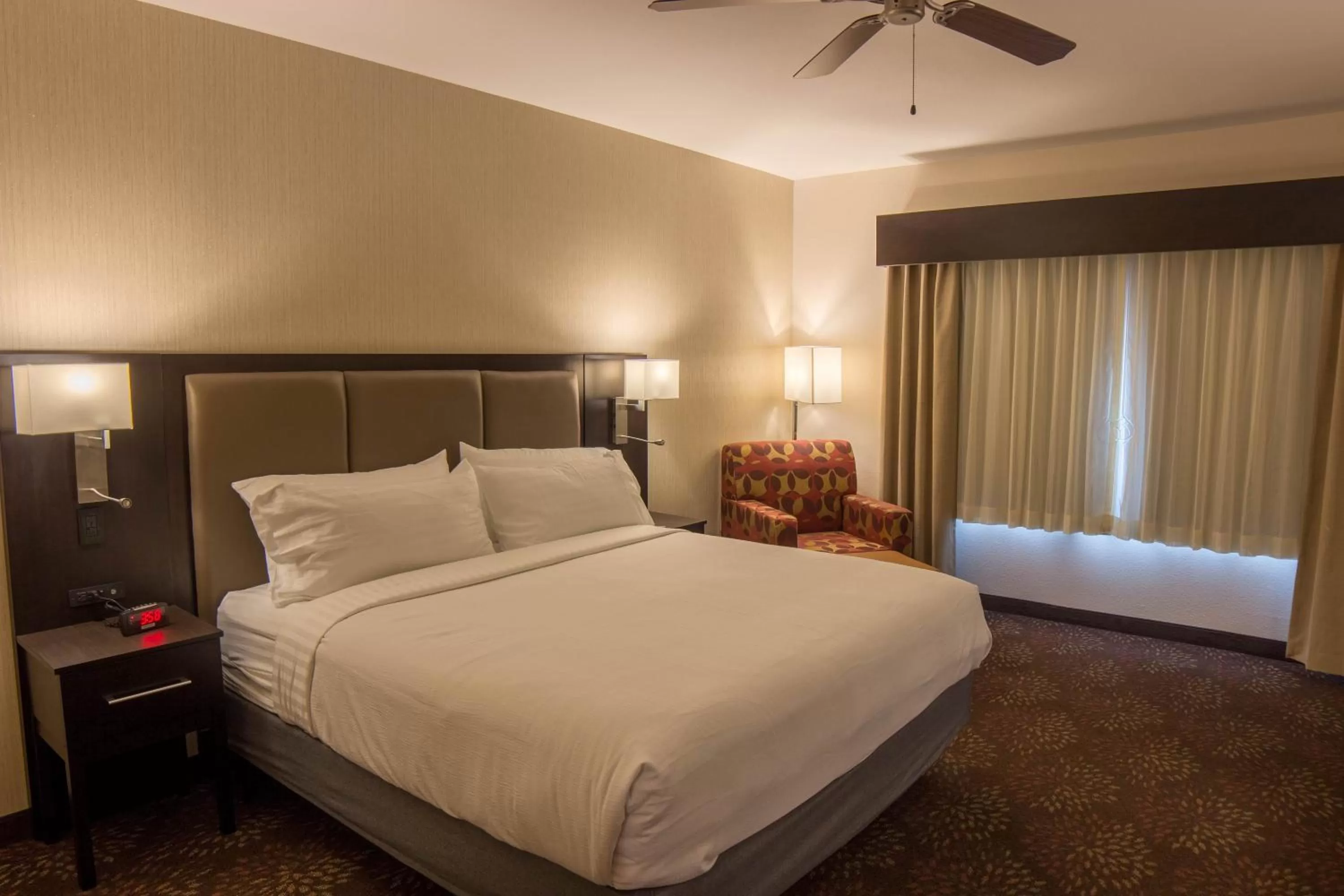 Photo of the whole room, Bed in Holiday Inn Trophy Club by IHG