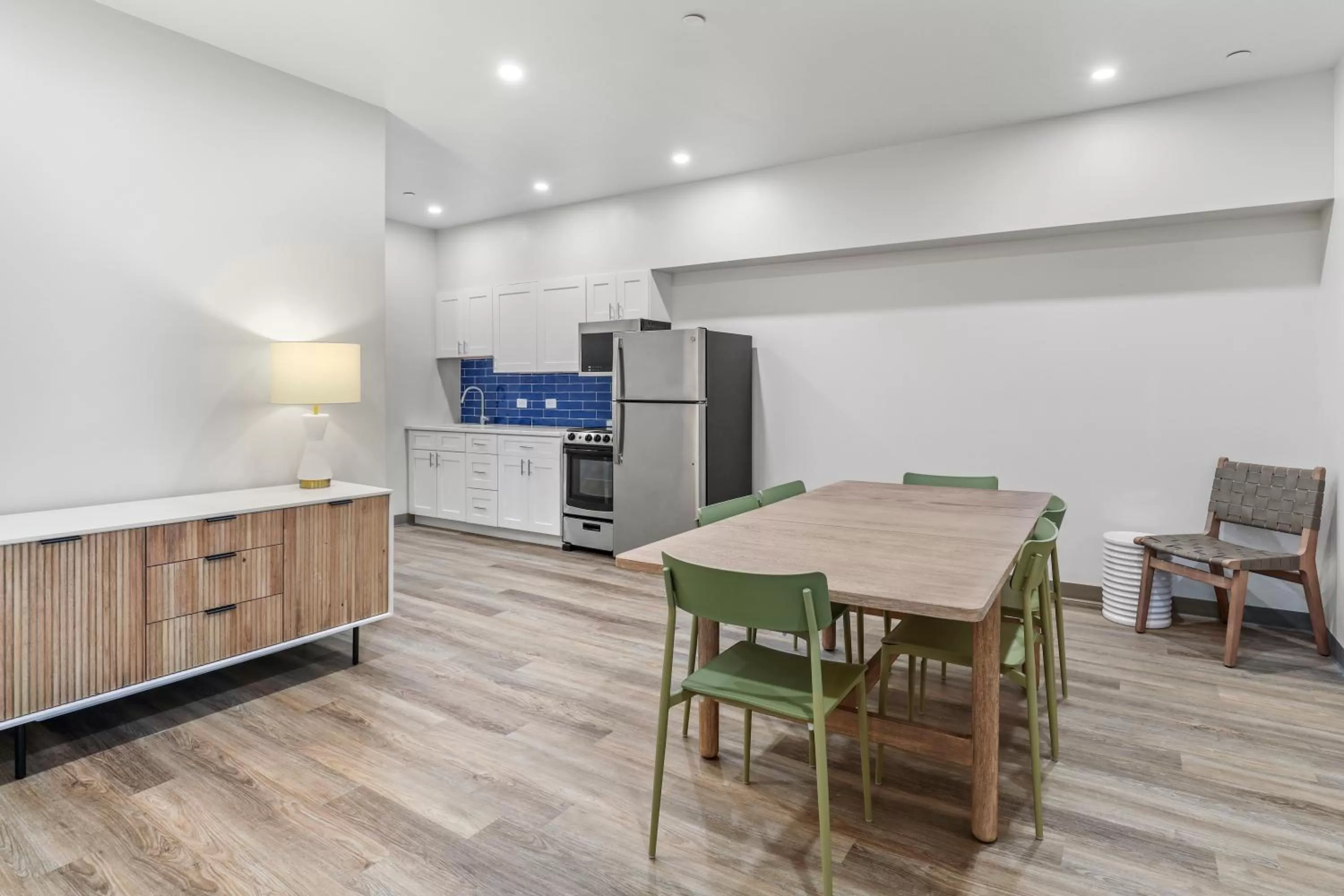 Kitchen or kitchenette, Dining Area in Seaport Suites