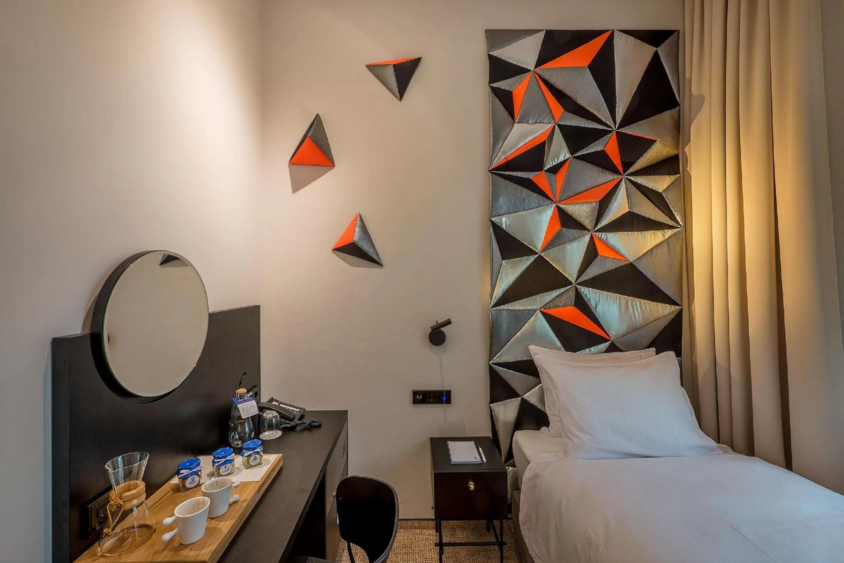 Photo of the whole room, Bed in Artagonist Art Hotel
