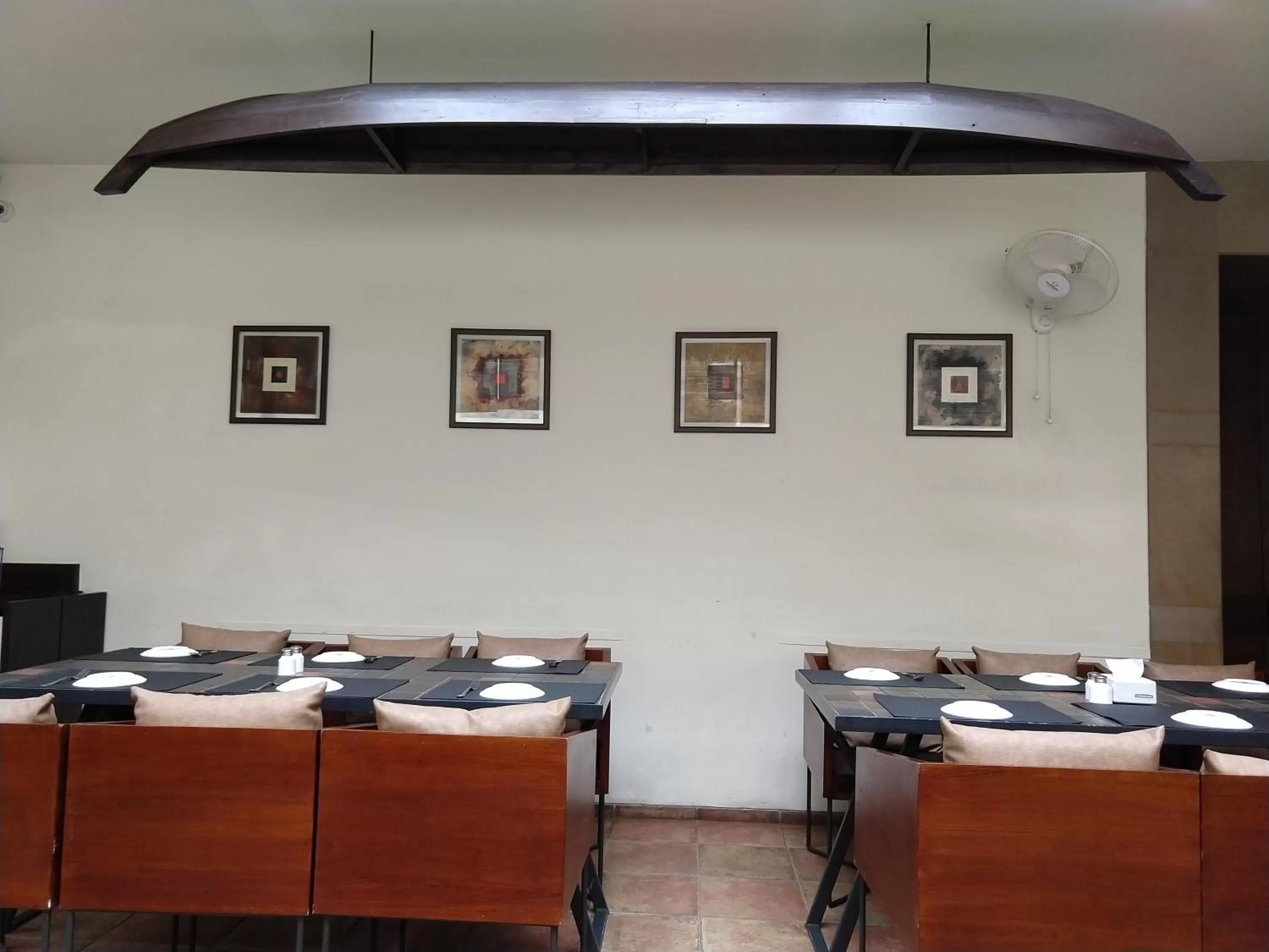 Restaurant/places to eat in Hotel Maratha Regency