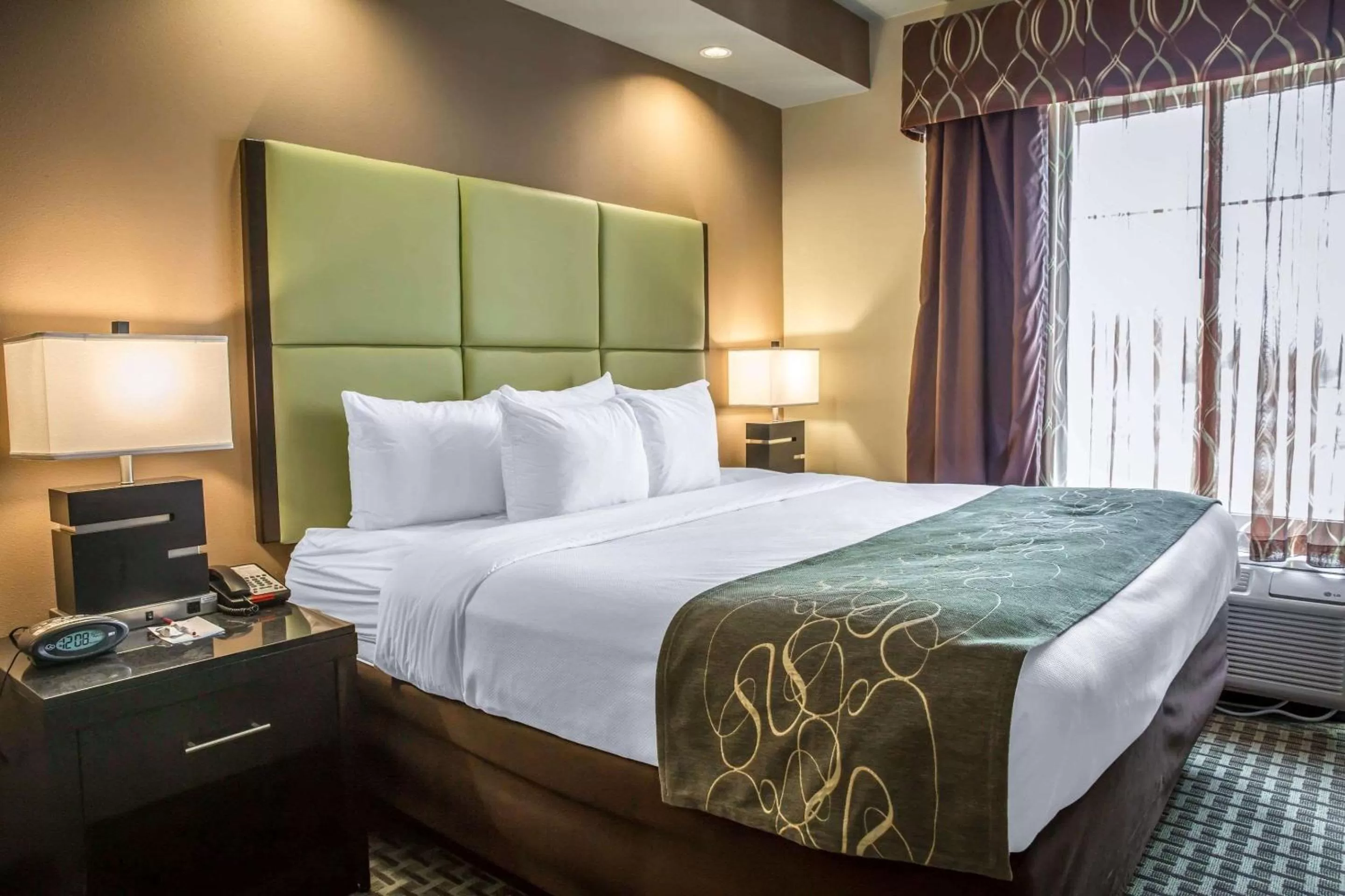 Photo of the whole room, Bed in Comfort Suites New Bern near Cherry Point