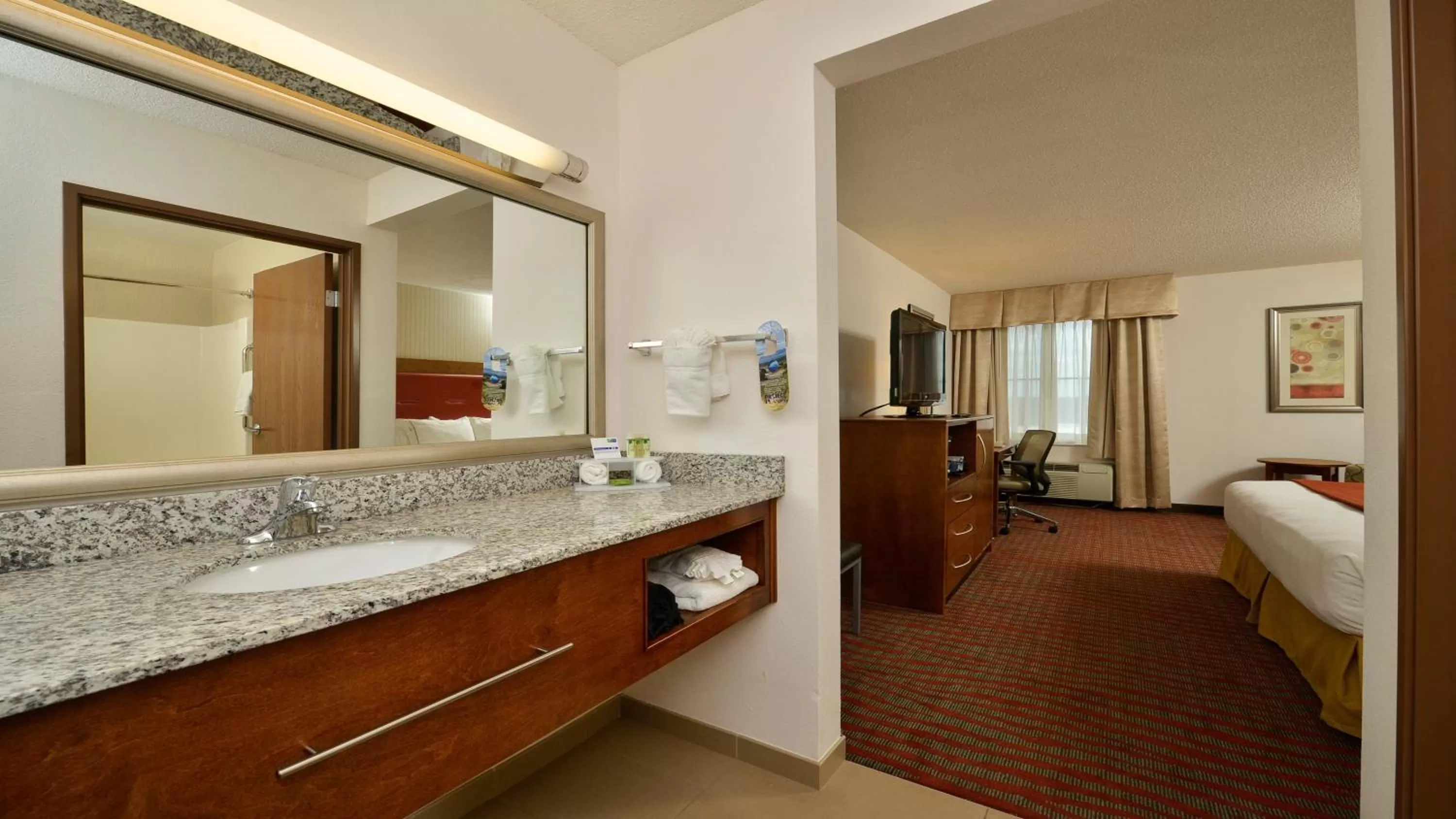 Photo of the whole room, Bed in Holiday Inn Express Boston-Milford by IHG