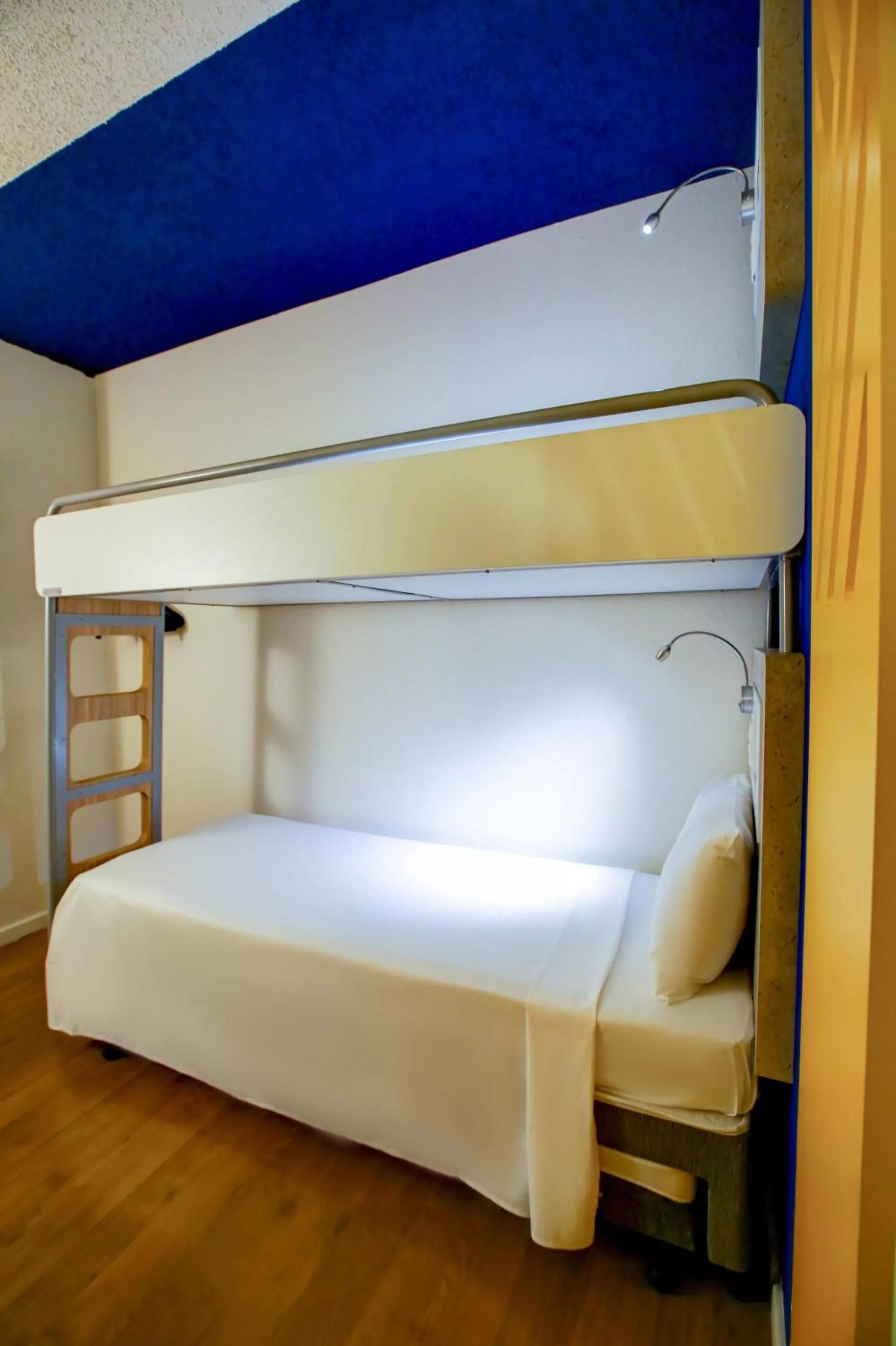 Bedroom, Bed in ibis budget Tambore