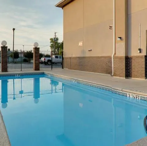 Swimming pool in Econo Lodge