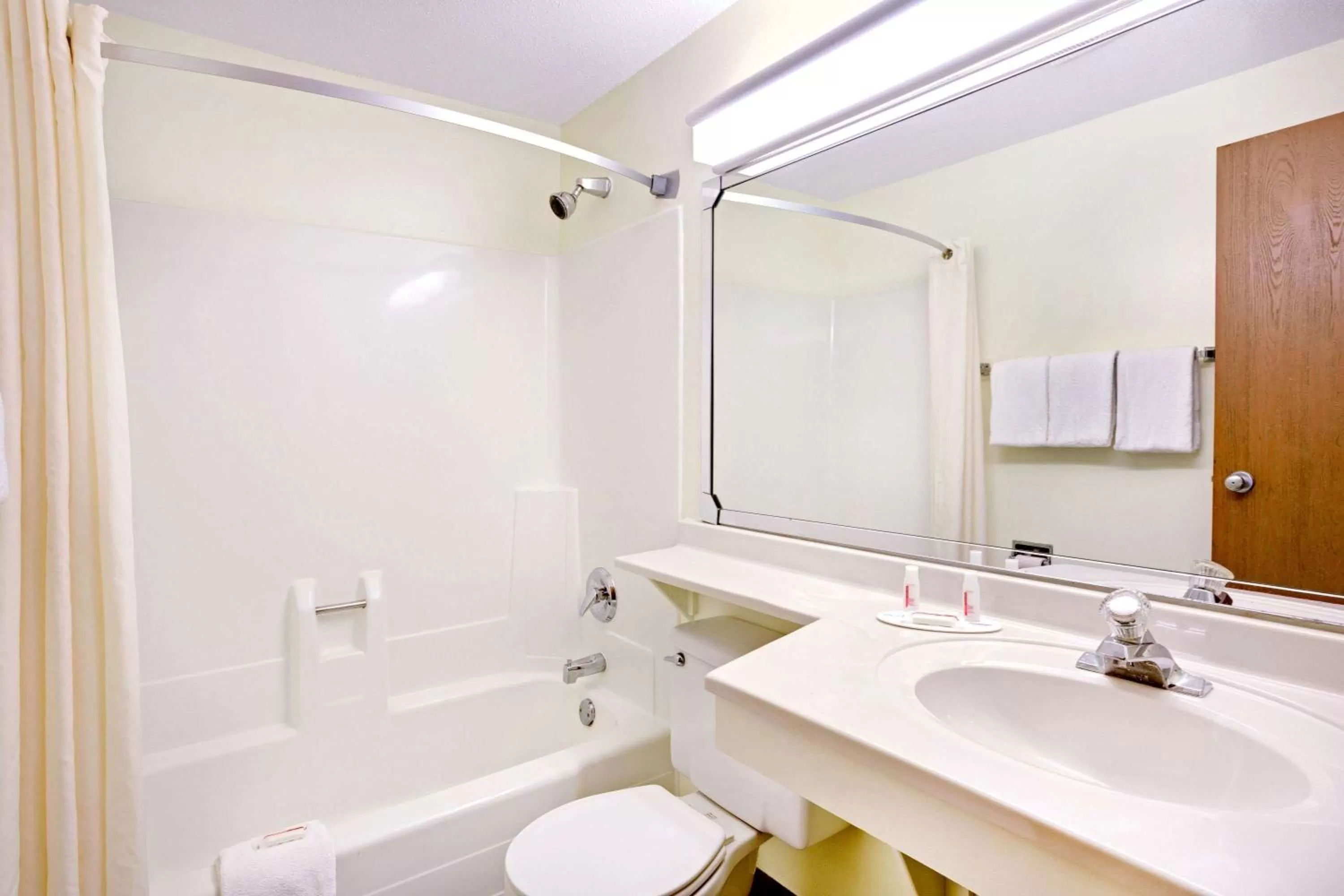 Bathroom in Super 8 by Wyndham Aberdeen East