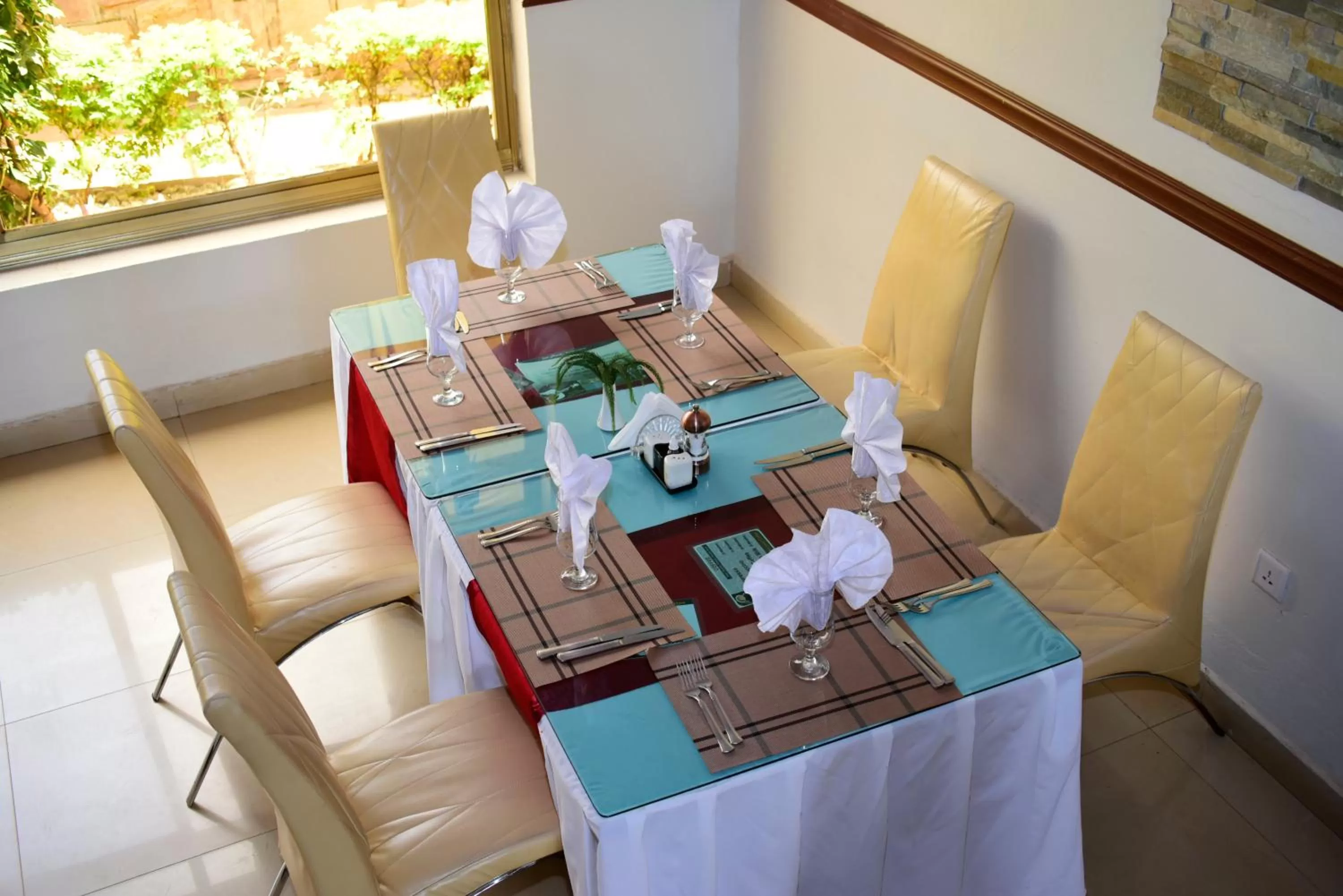 Restaurant/places to eat in Nobleza Hotel