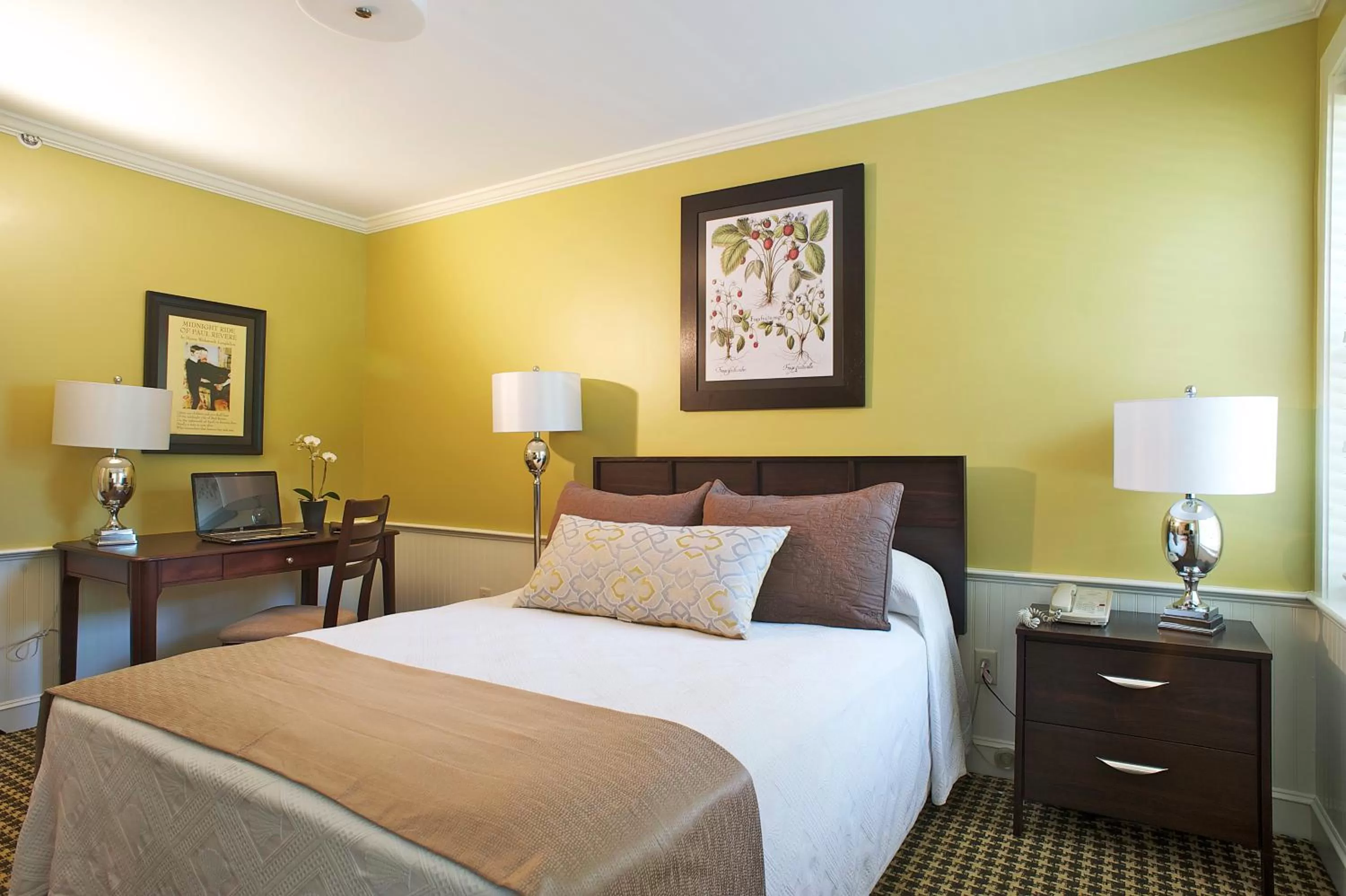 Bed in Concord's Colonial Inn