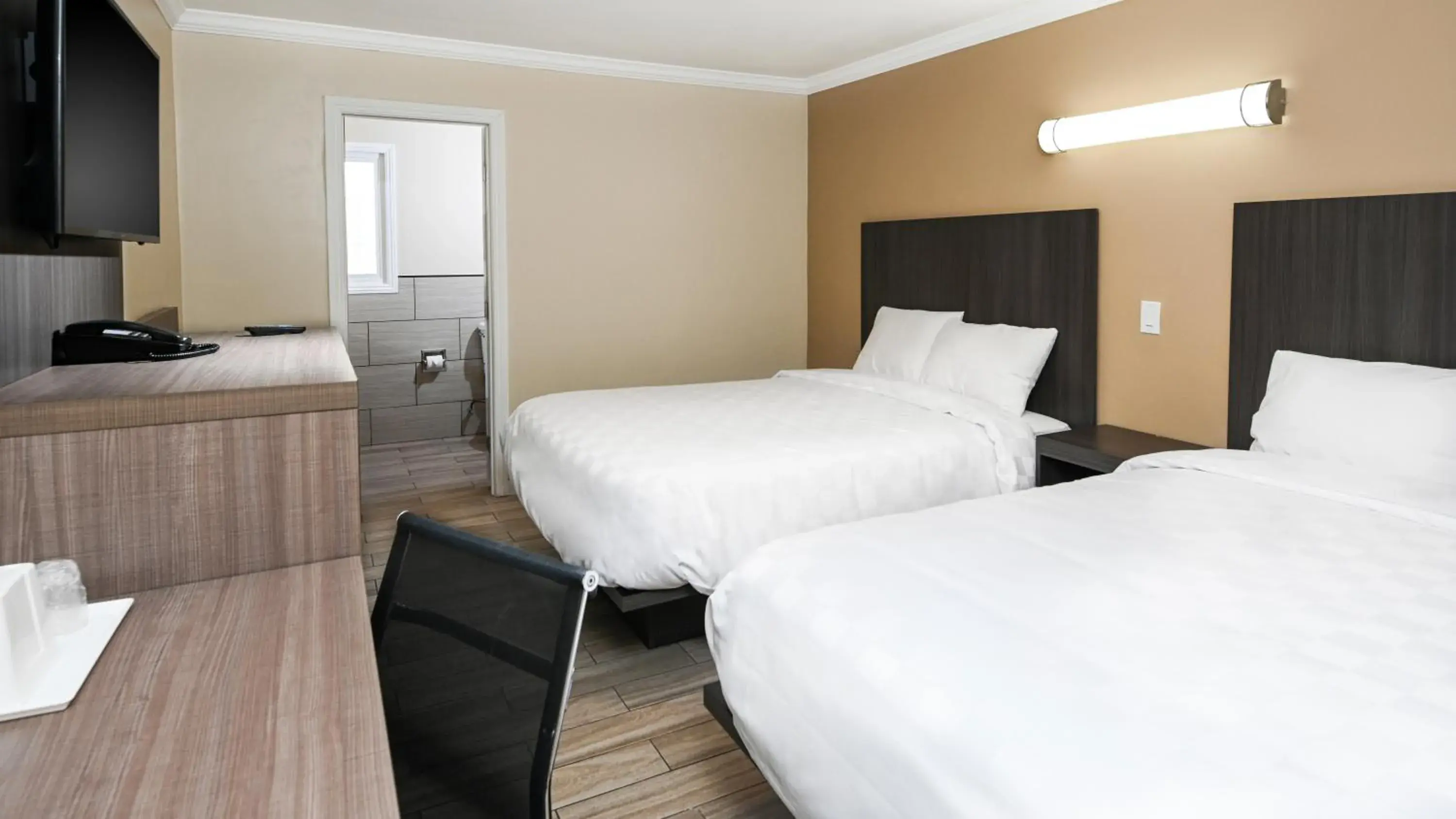 Queen Room with Two Queen Beds in Sea Rock Inn - Long Beach Queen Room with Two Queen Beds in Sea Rock Inn - Long Beach