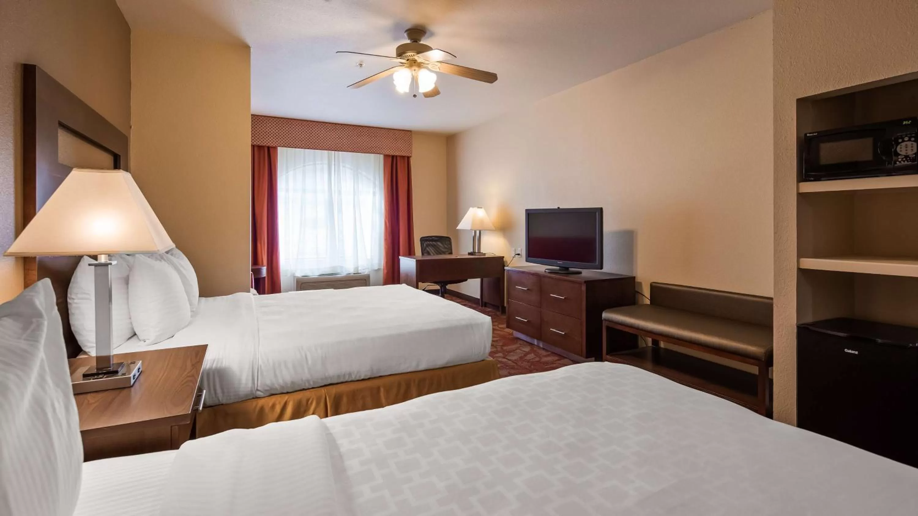 Queen Room with Bath Tub - Disability Access/Non-Smoking  in Best Western Plus Ruidoso Inn