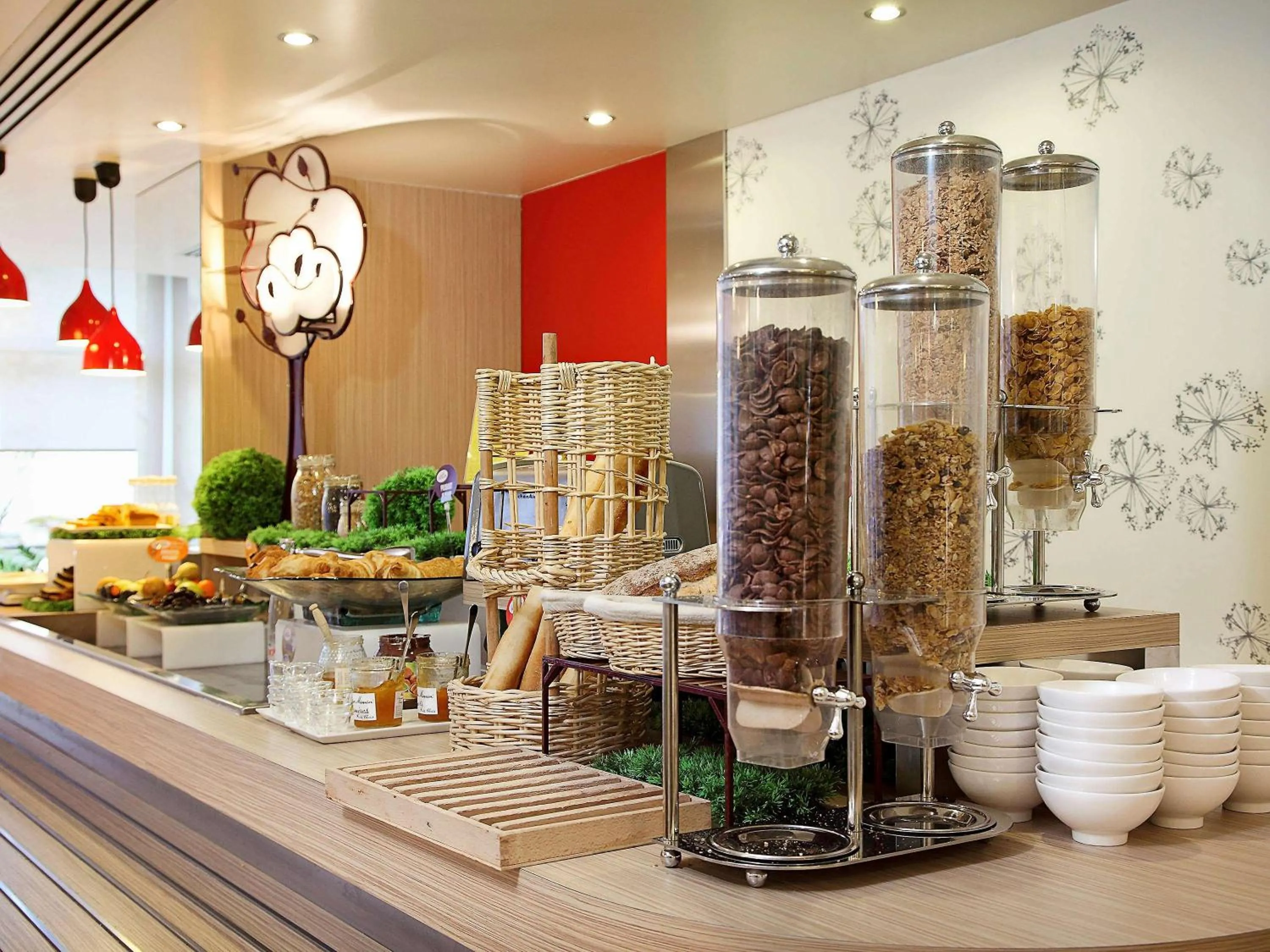 Restaurant/places to eat in ibis Paris Vanves Parc des Expositions