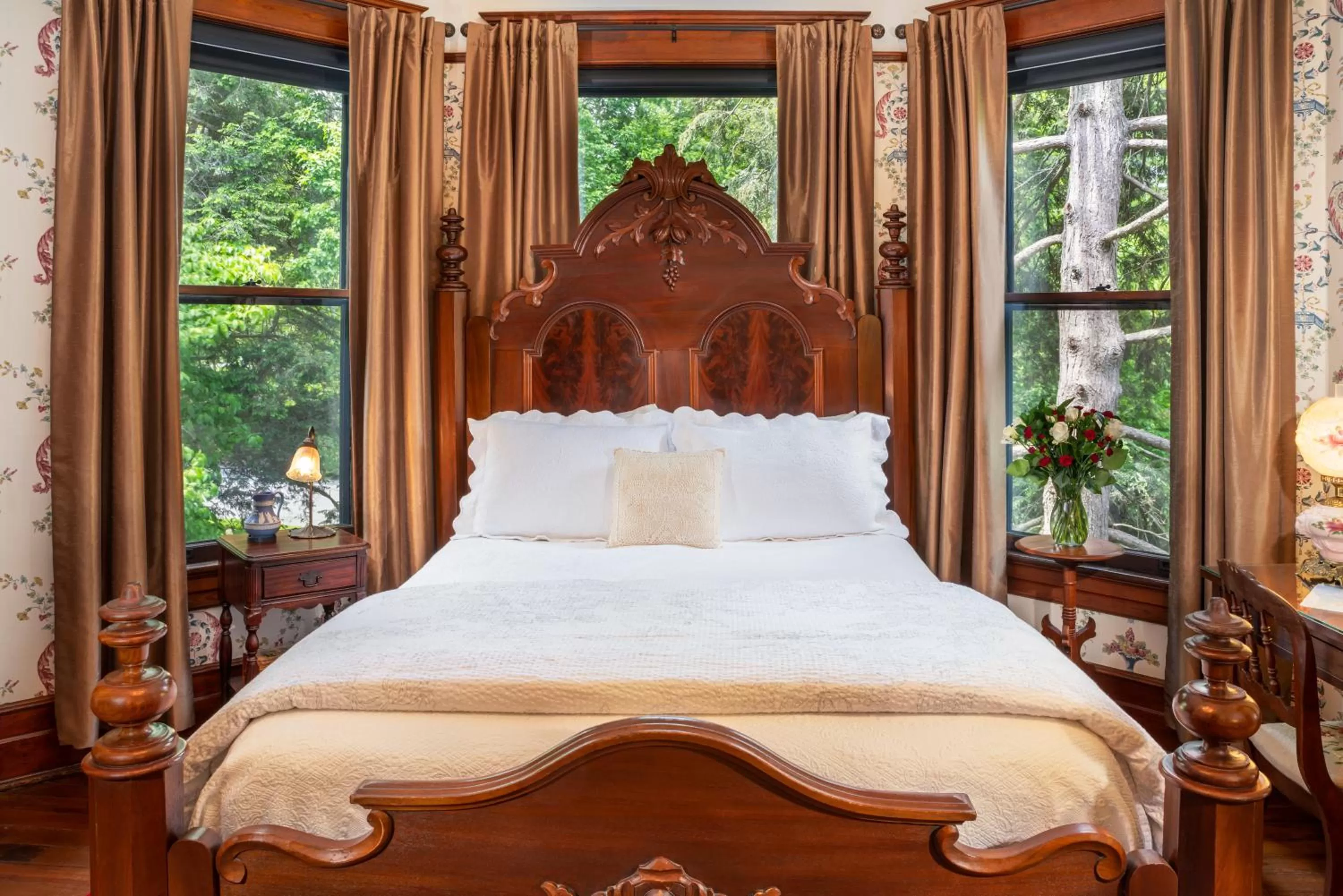 Bed in The 1899 Wright Inn & Carriage House