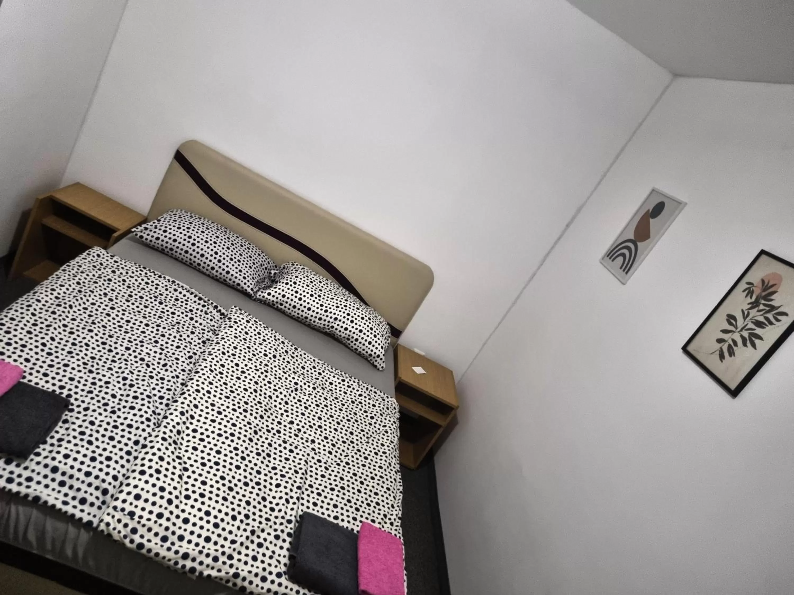 Bedroom, Bed in Motel Medium