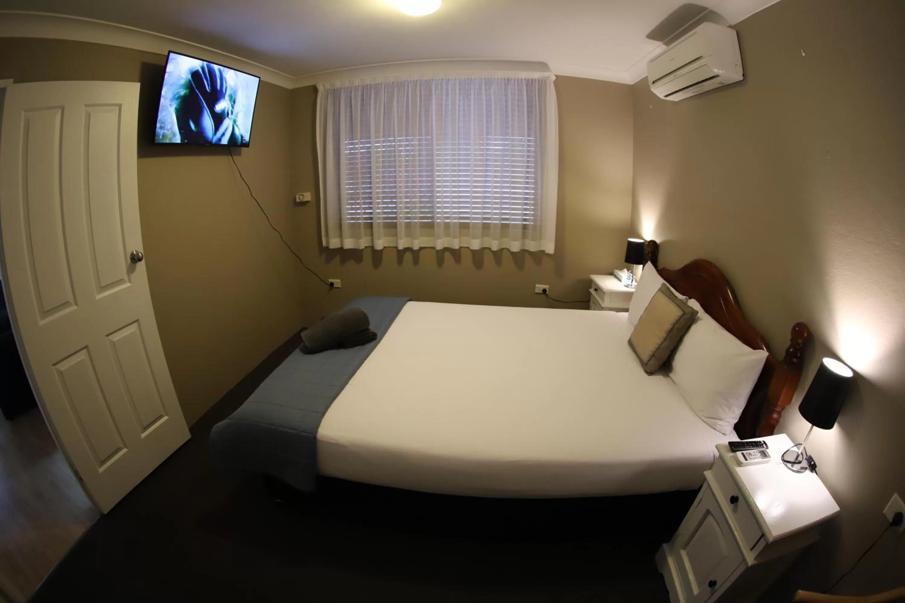 Photo of the whole room, Bed in Sleepy Hill Motor Inn