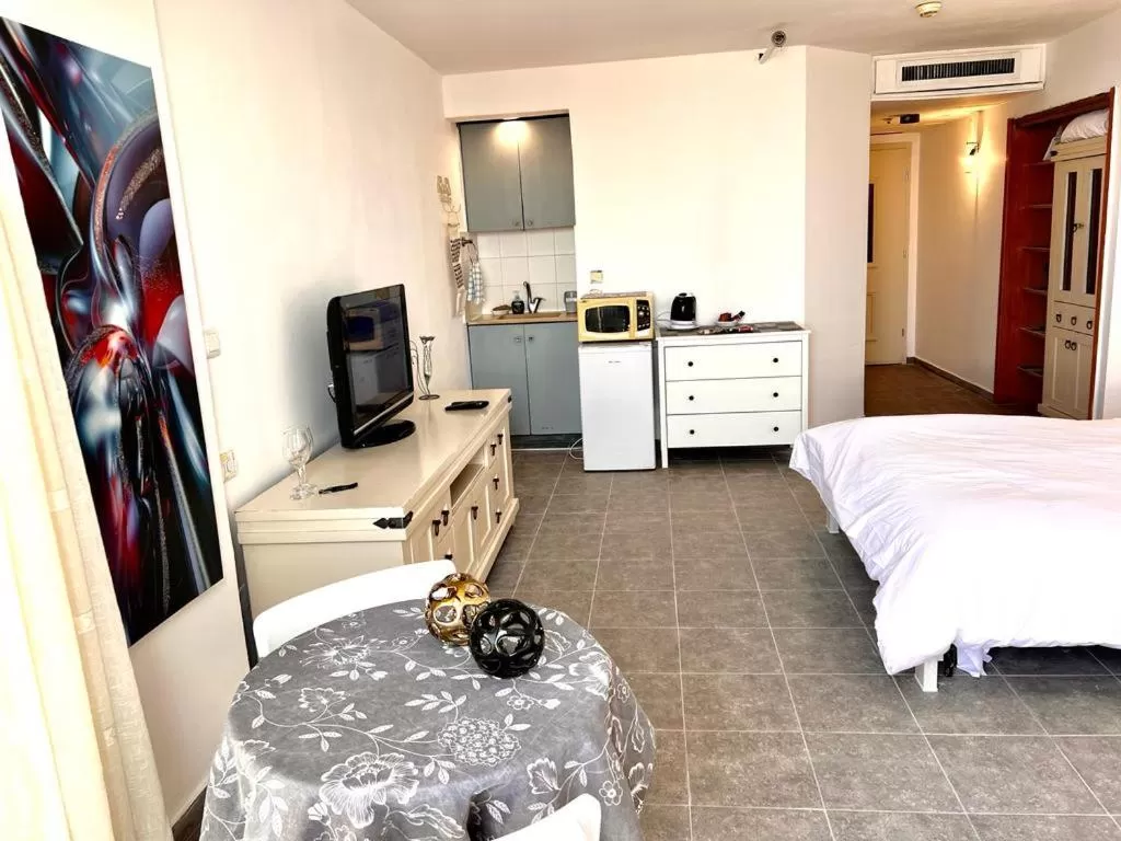 Kitchen/Kitchenette in Raphael Apartments