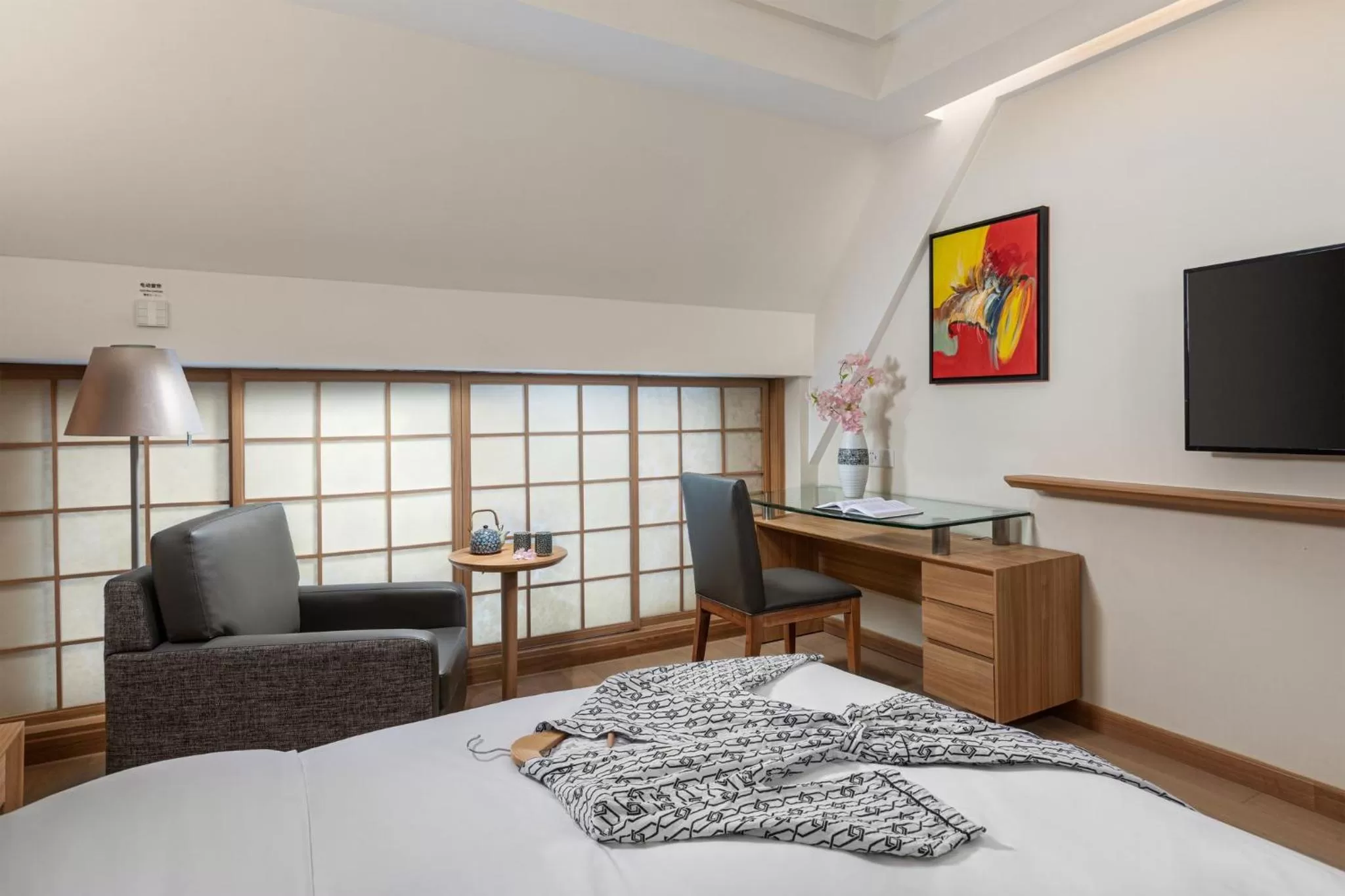 Photo of the whole room, Bed in Holiday Inn Shanghai Hongqiao Central, an IHG Hotel