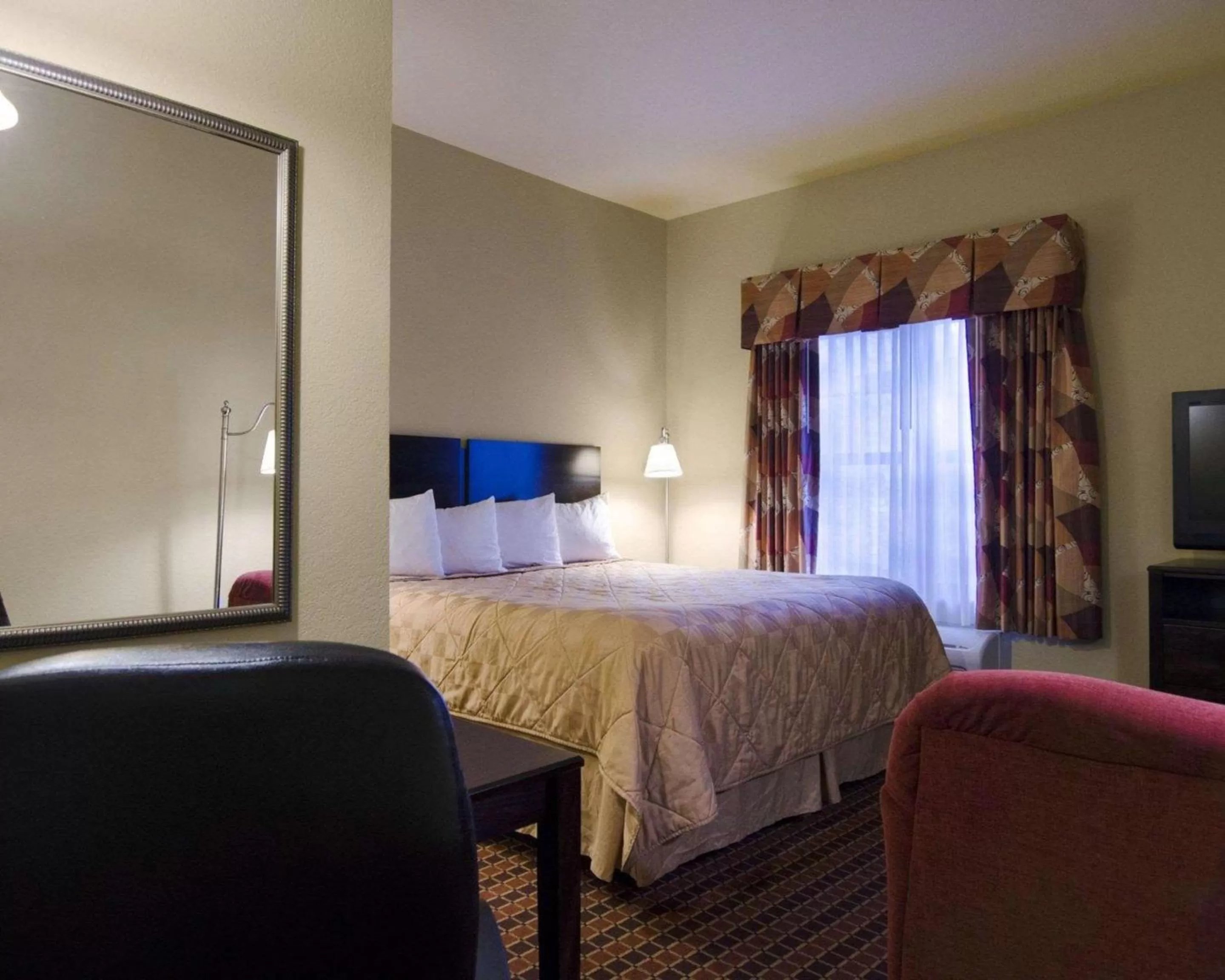 Photo of the whole room, Bed in Affordable Suites of America Rogers - Bentonville