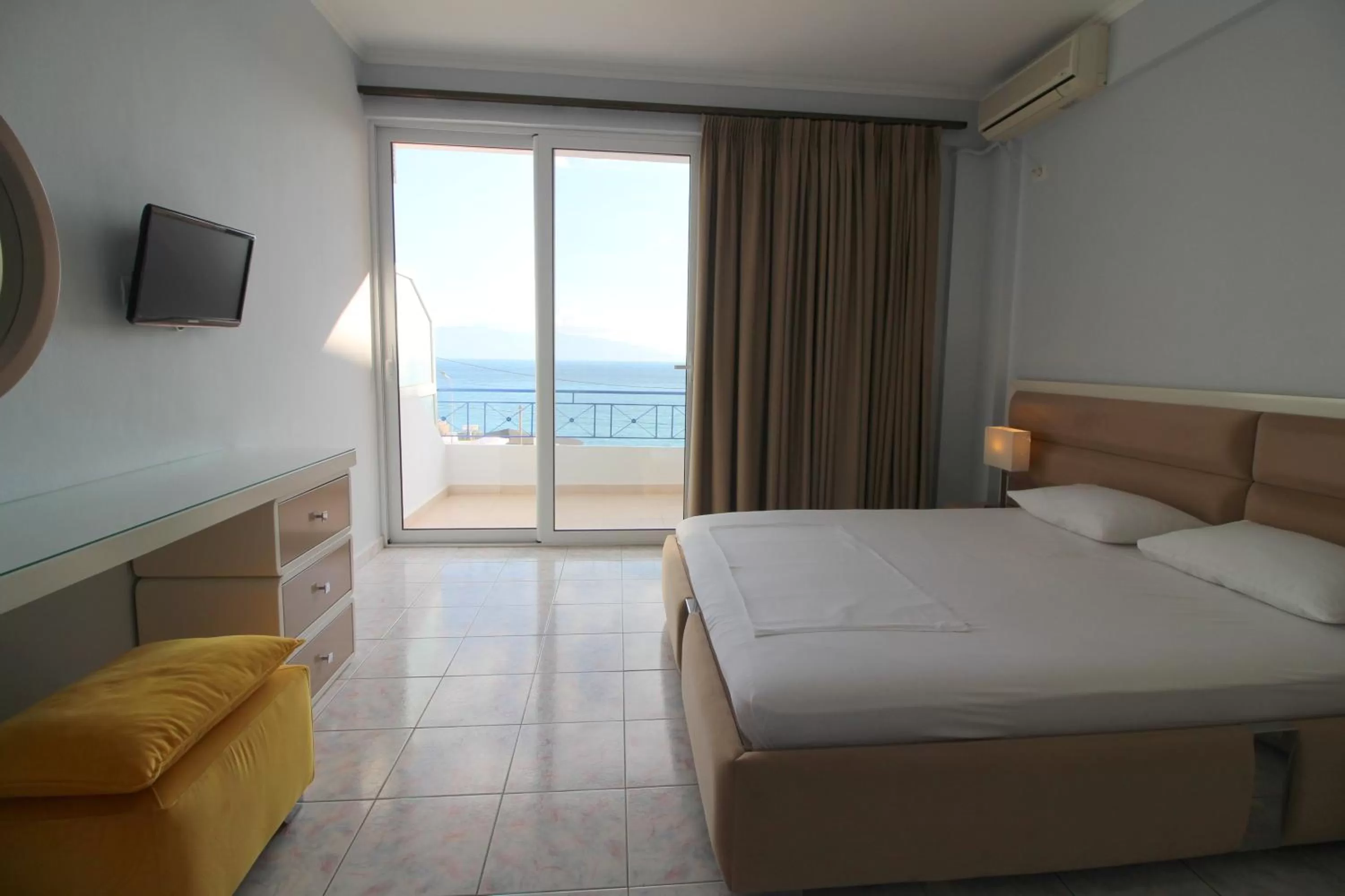 Bed in Murati Suites Sarandë