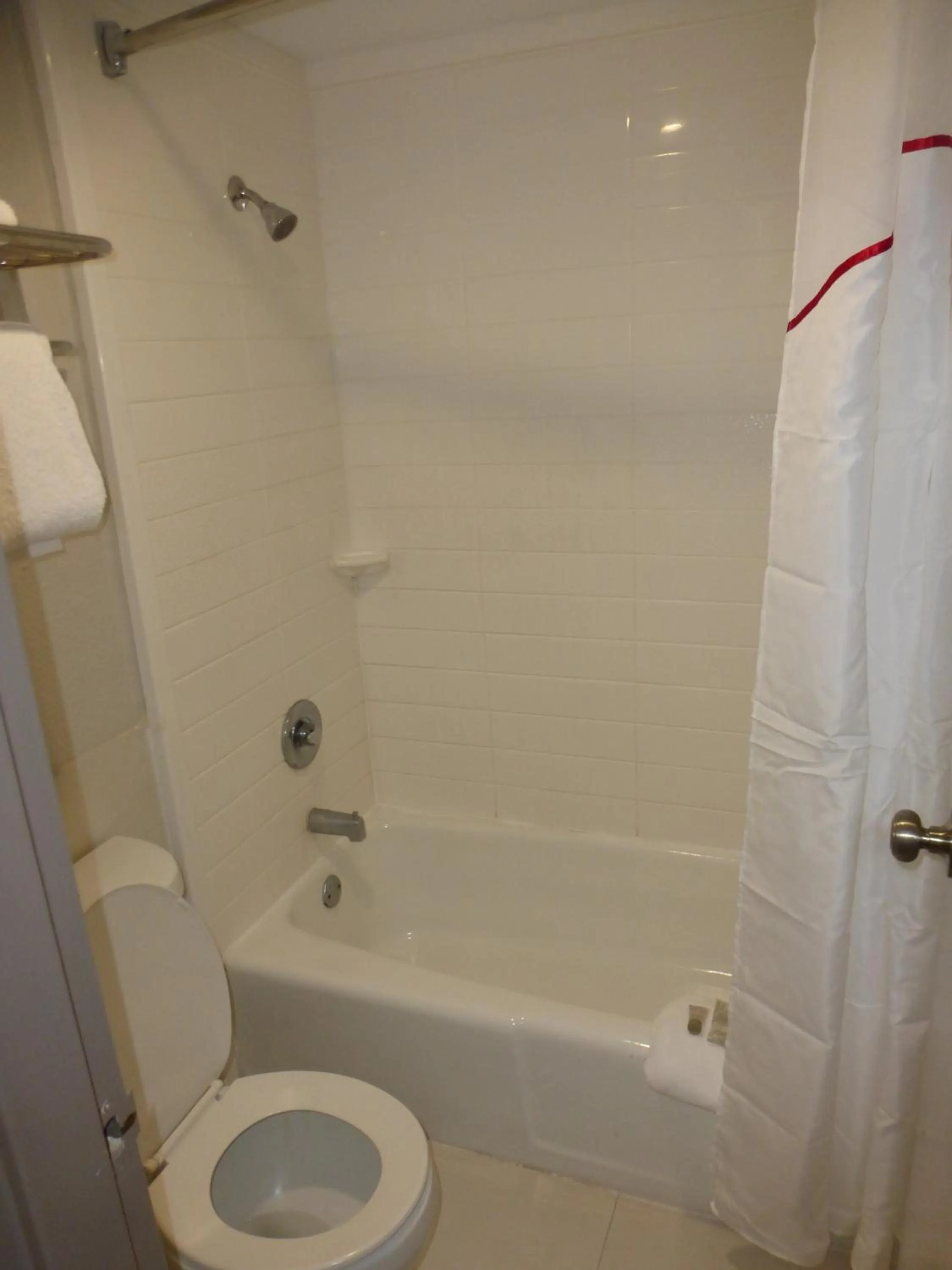 Bathroom in Red Roof Inn Corpus Christi North - Near Downtown