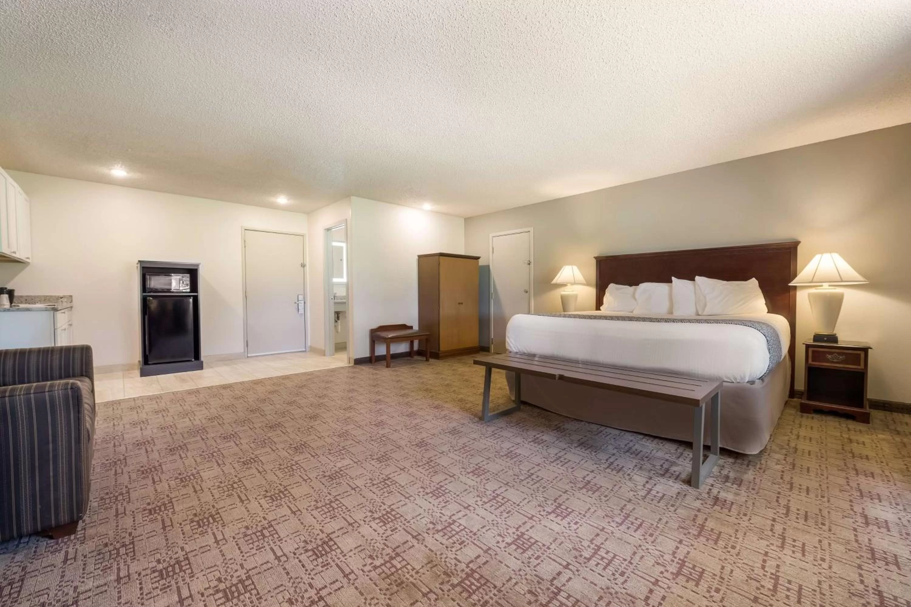 Bedroom, Bed in SureStay Hotel by Best Western Thomson