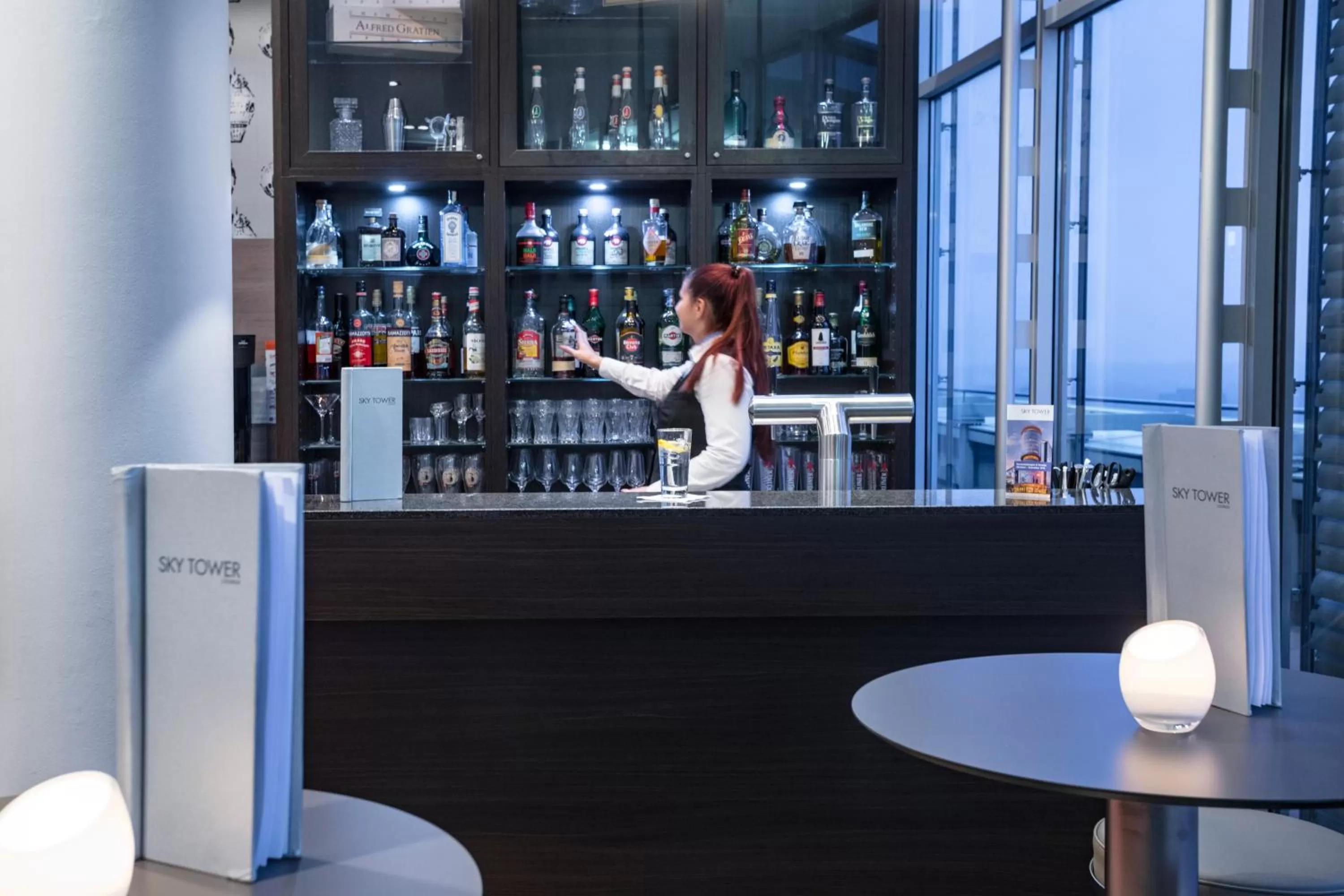 Lounge or bar in Garner Hotel Berlin - Spandau by IHG