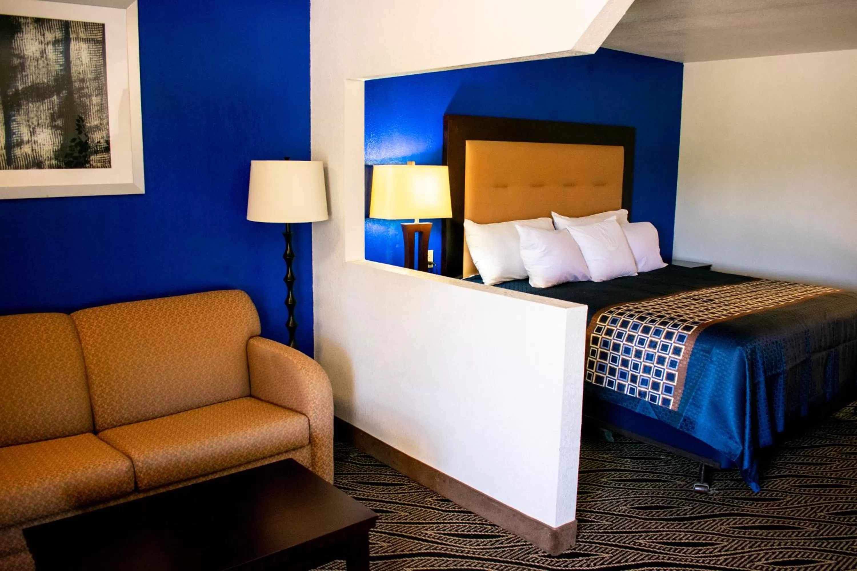 Bed in Blue Jay Inn & Suites