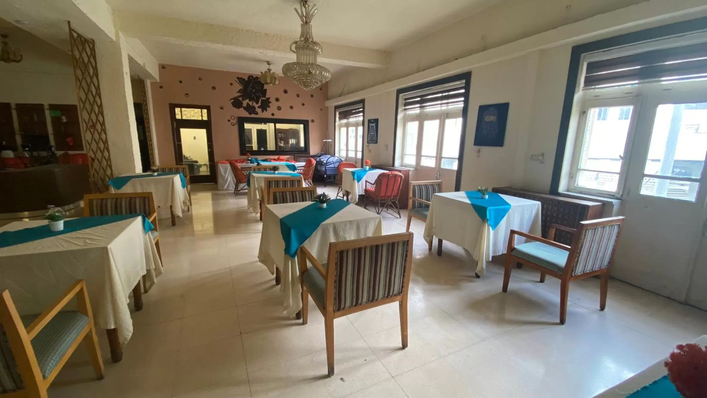 Restaurant/places to eat in New Park Hotel