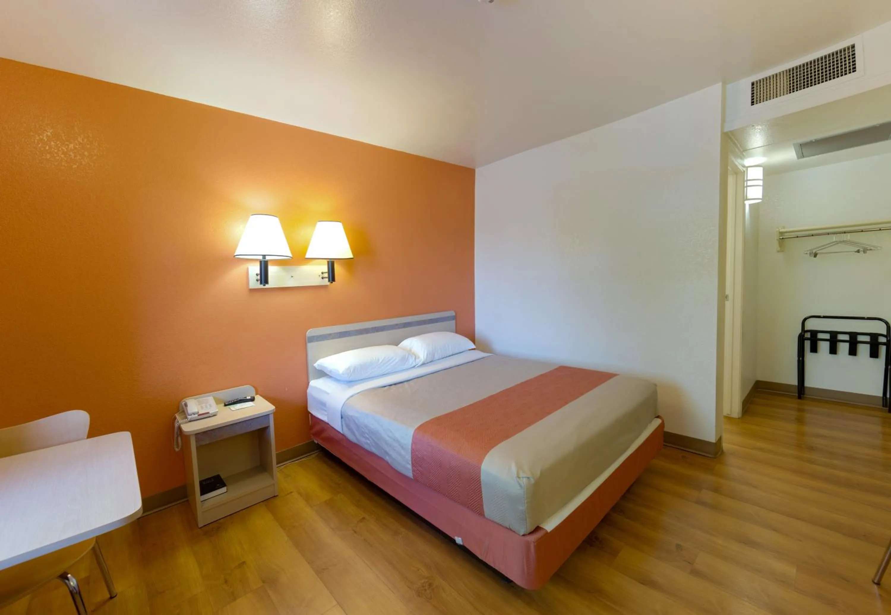 Bedroom, Bed in Motel 6 Weed - Mount Shasta