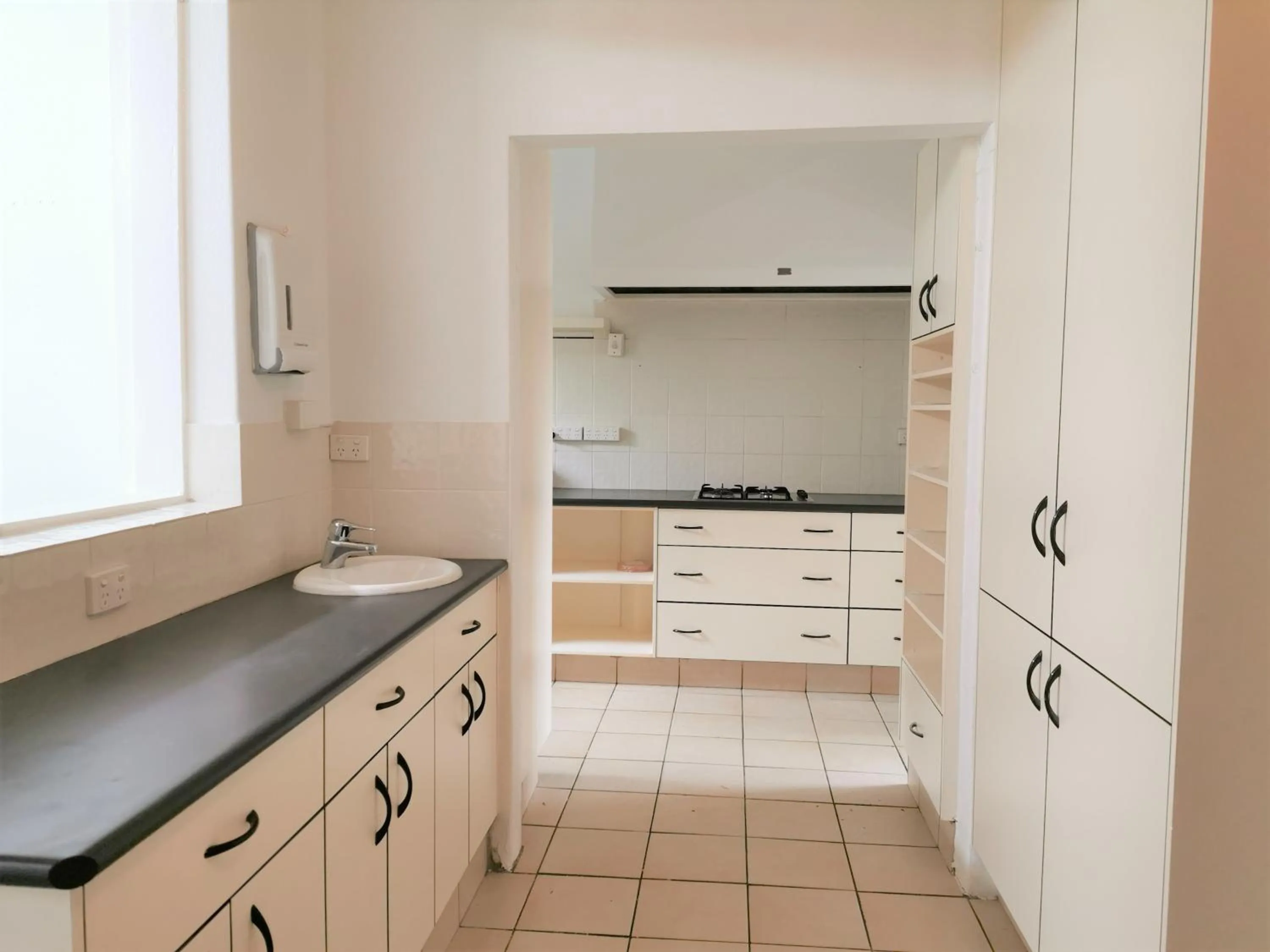 Kitchen or kitchenette in Bathurst Explorers Motel