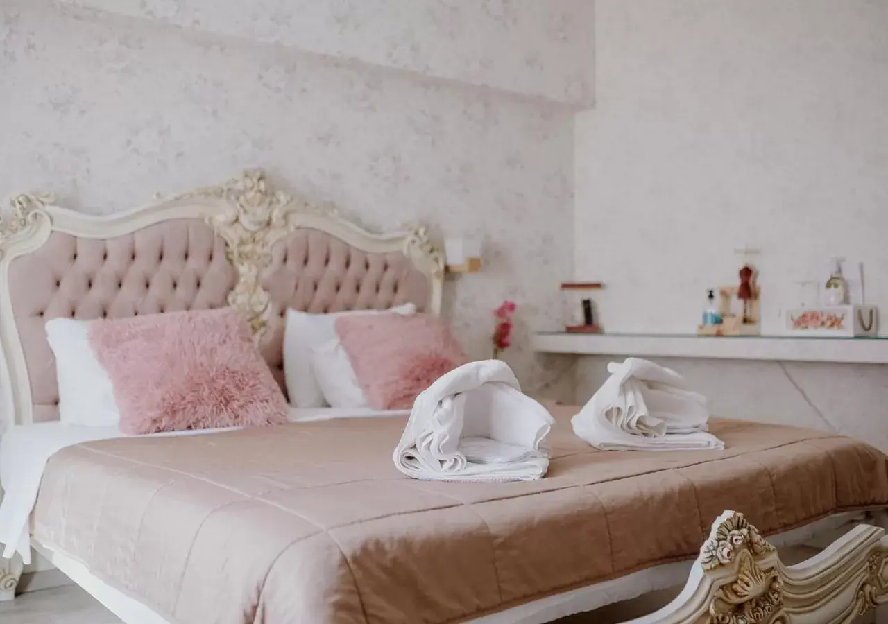 Deluxe Double Room in ROH Suites Deluxe Double Room in ROH Suites