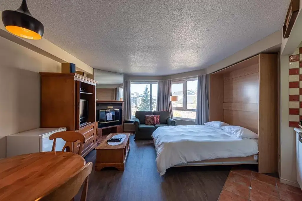 Queen Studio with Sofa Bed - Main Building in Hébergement Mont-Ste-Anne Condos Queen Studio with Sofa Bed - Main Building in Hébergement Mont-Ste-Anne Condos