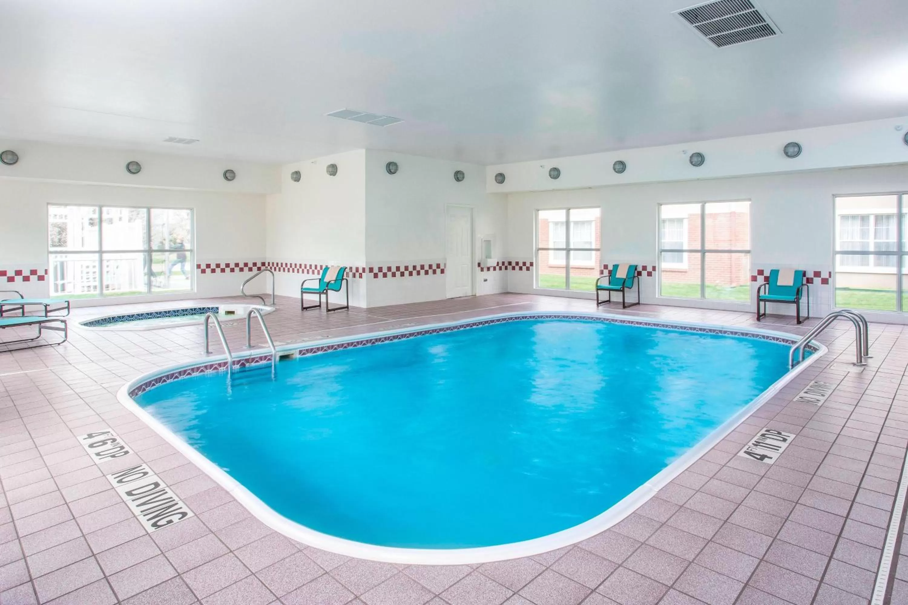Swimming pool in Residence Inn Topeka
