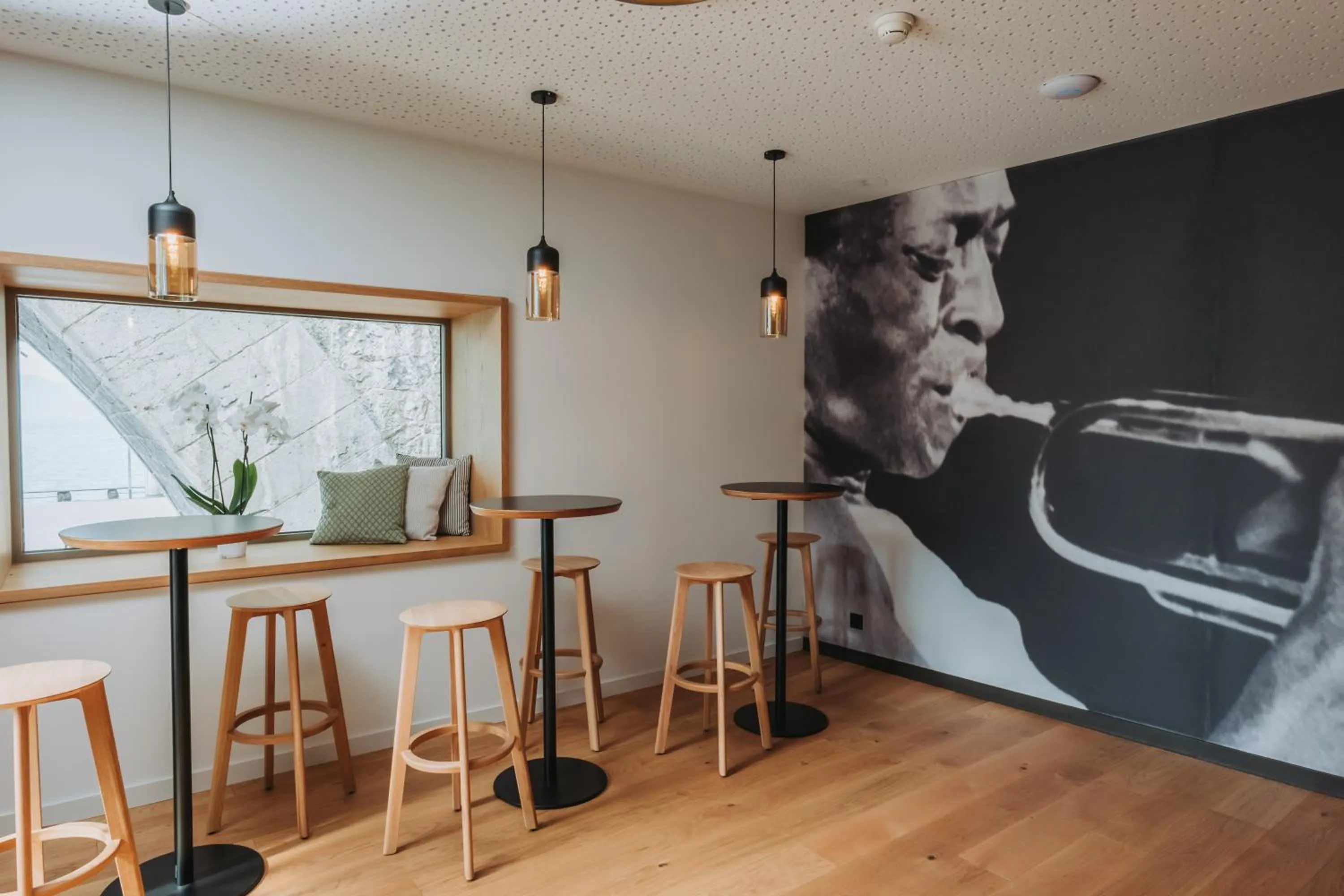 Restaurant/places to eat in Montreux Youth Hostel