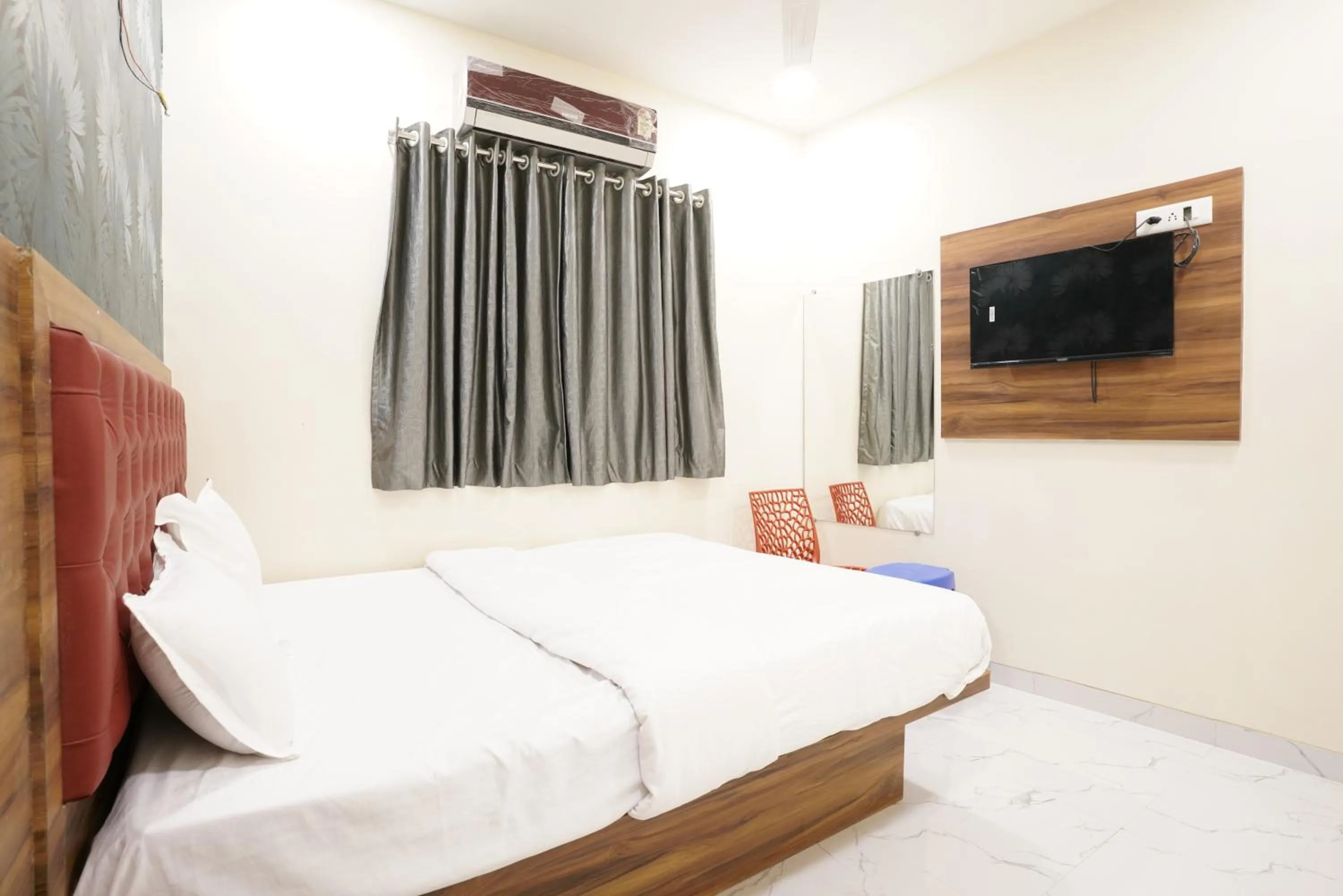 Communal lounge/ TV room, Bed in Hotel King Residency Kurla