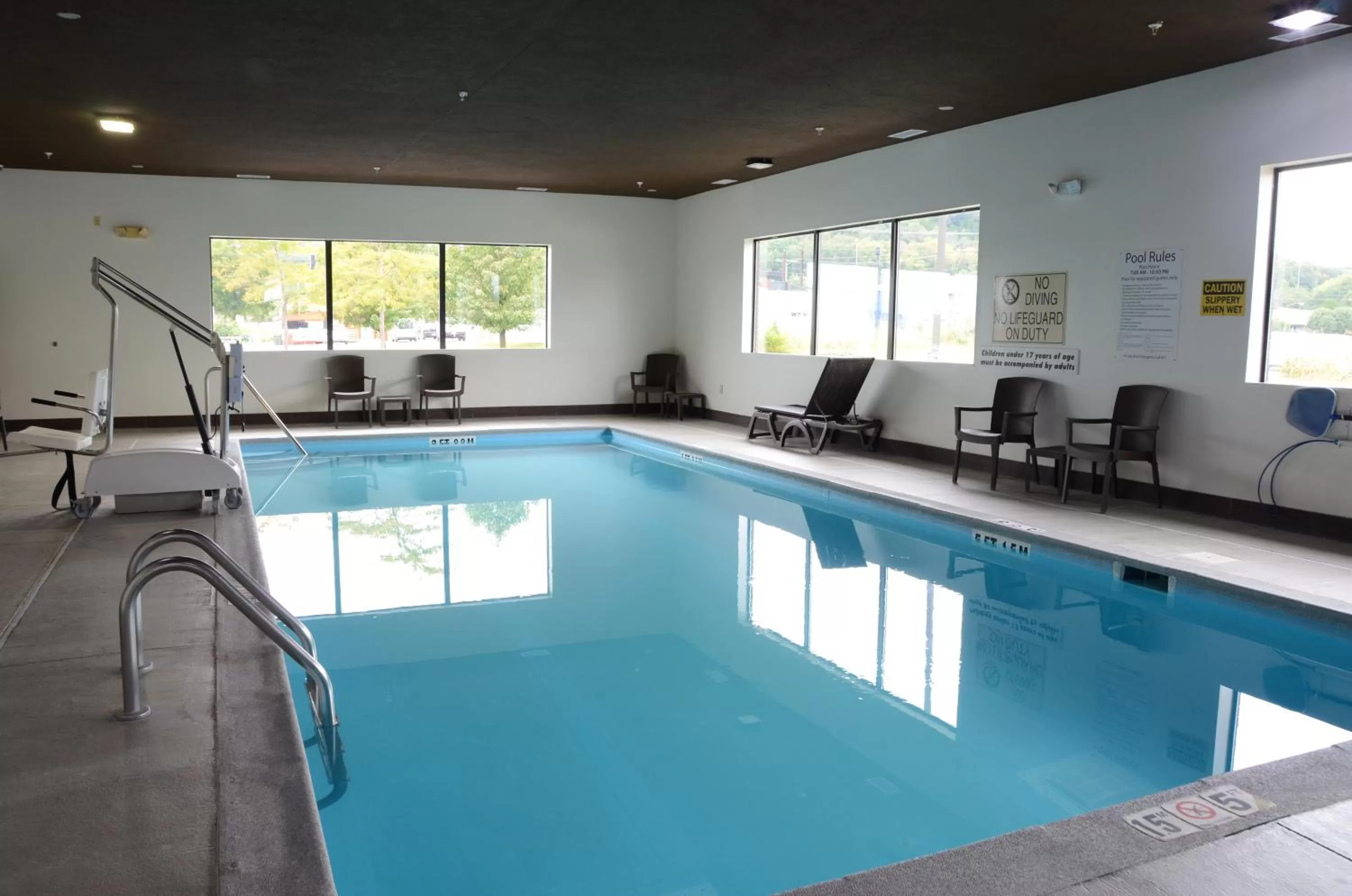 Swimming pool in Comfort Inn & Suites Cave City