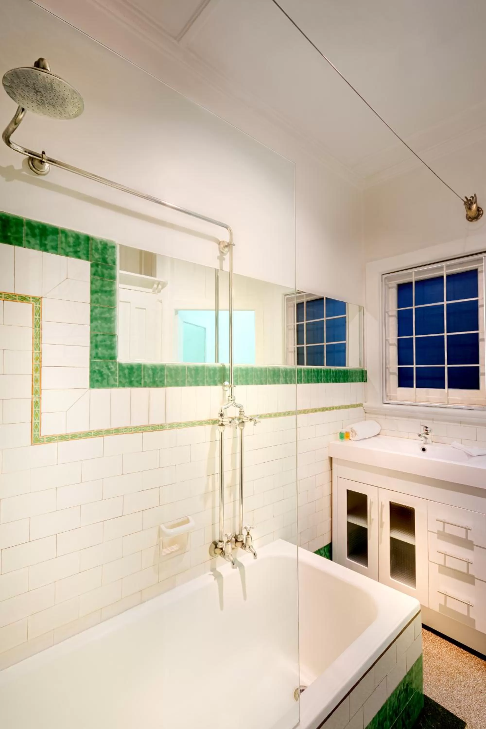 Bathroom in Como Court Budget Accommodation