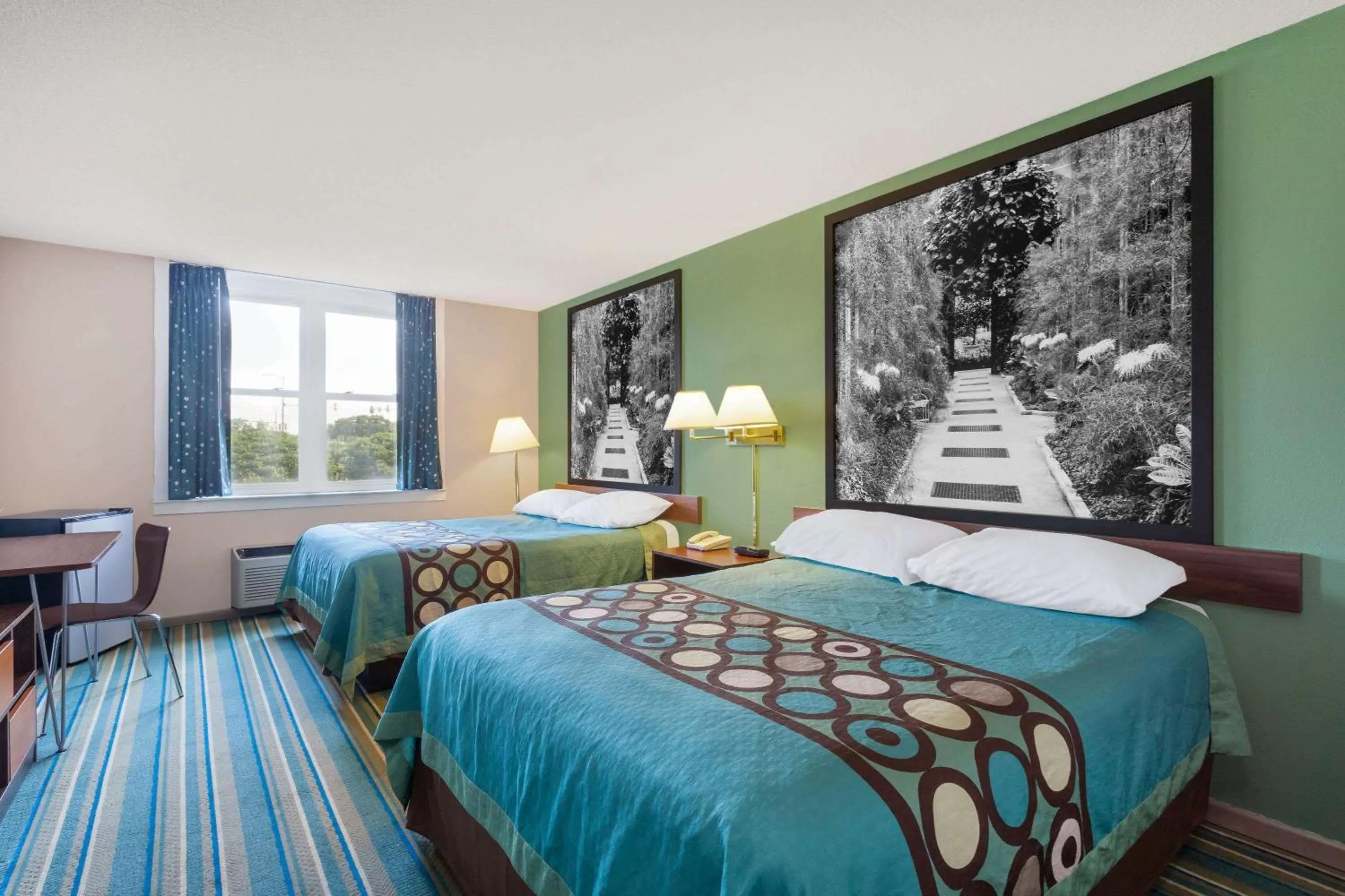 Photo of the whole room, Bed in Super 8 by Wyndham Harrisburg Hershey West